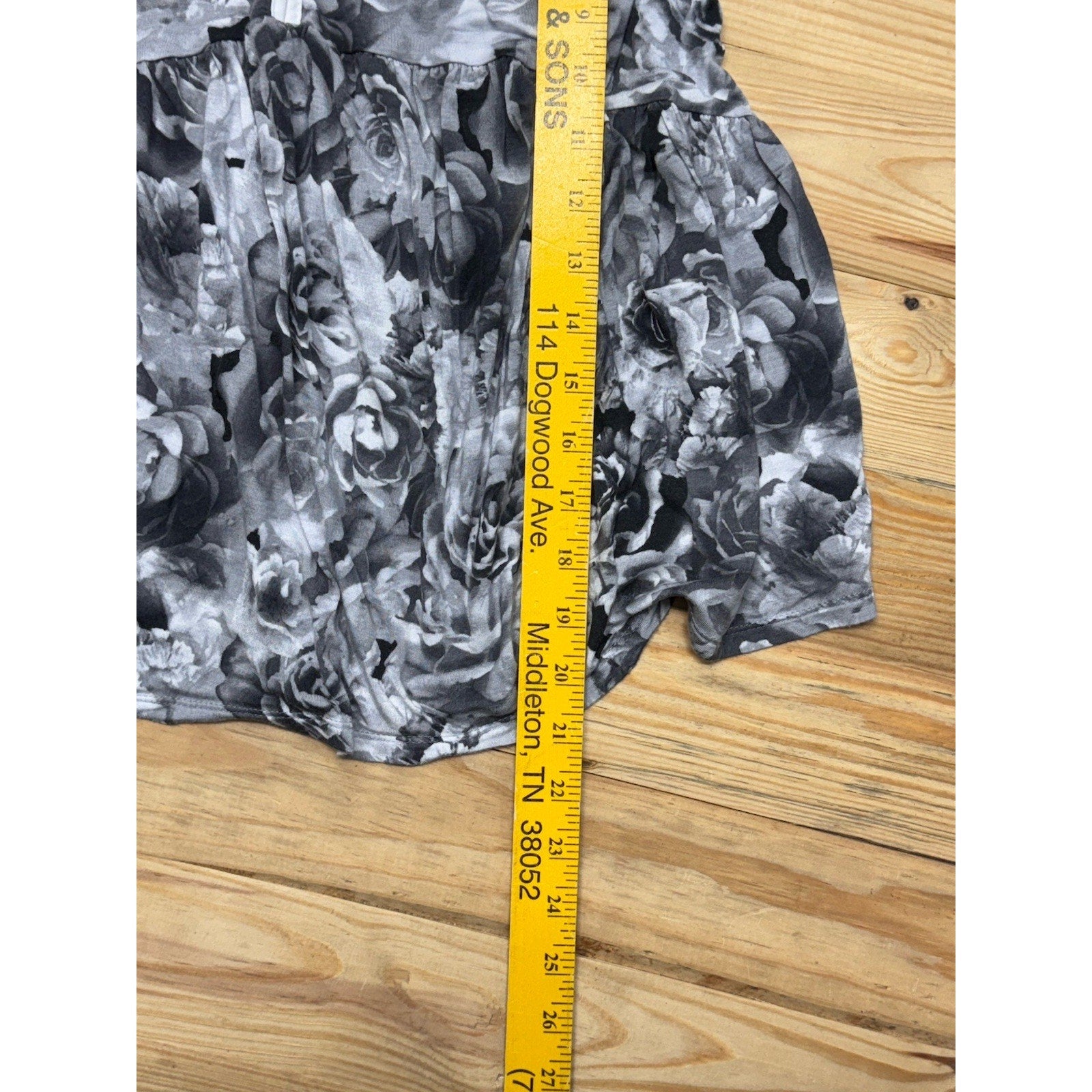 Simply Vera Vera Wang Women’s Roses Blouse Top Size Medium Black And White