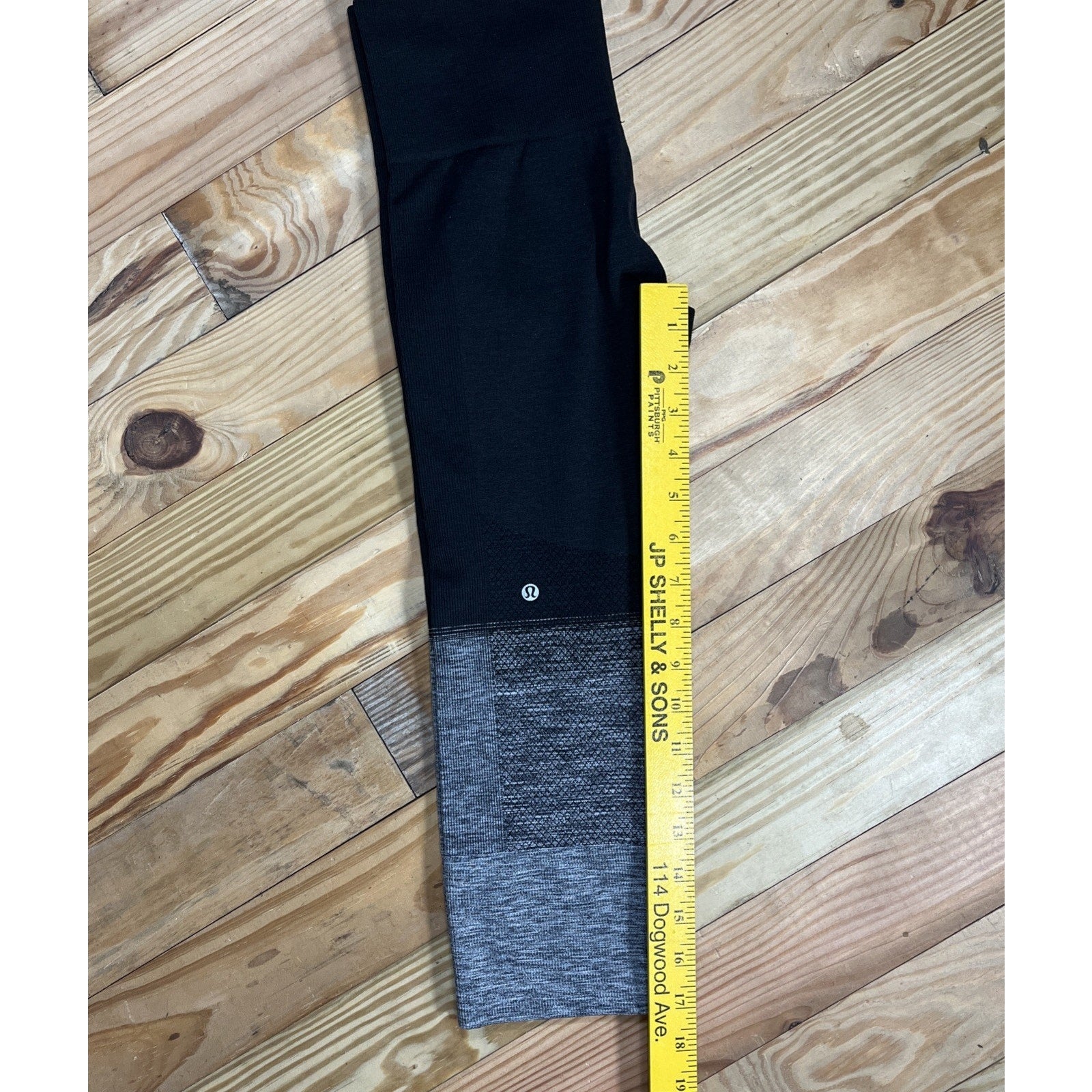 Lululemon Seamlessly Street Crop Heathered Black Size 4 EUC