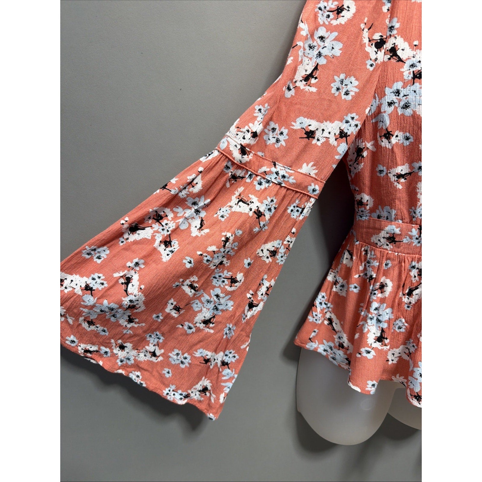 Jack by BB Dakota Tiger Lily Floral Poppy Coral Bell Sleeve Blouse Size Small