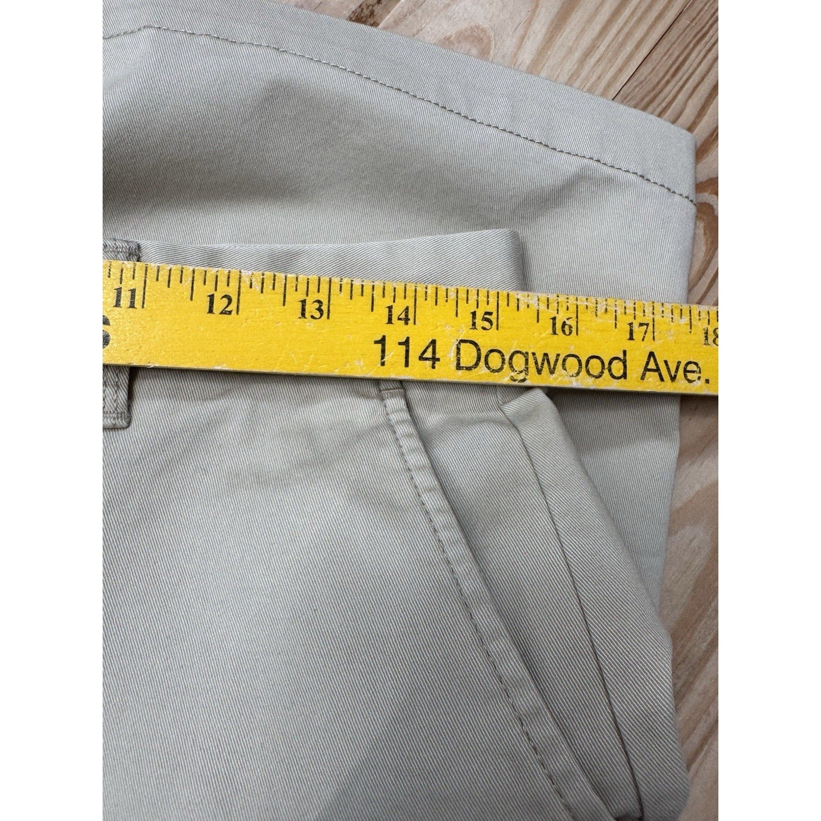 IZOD Saltwater Shorts Stretch Flat Front Relaxed 9.5 Inseam Tan Khaki Men’s 30