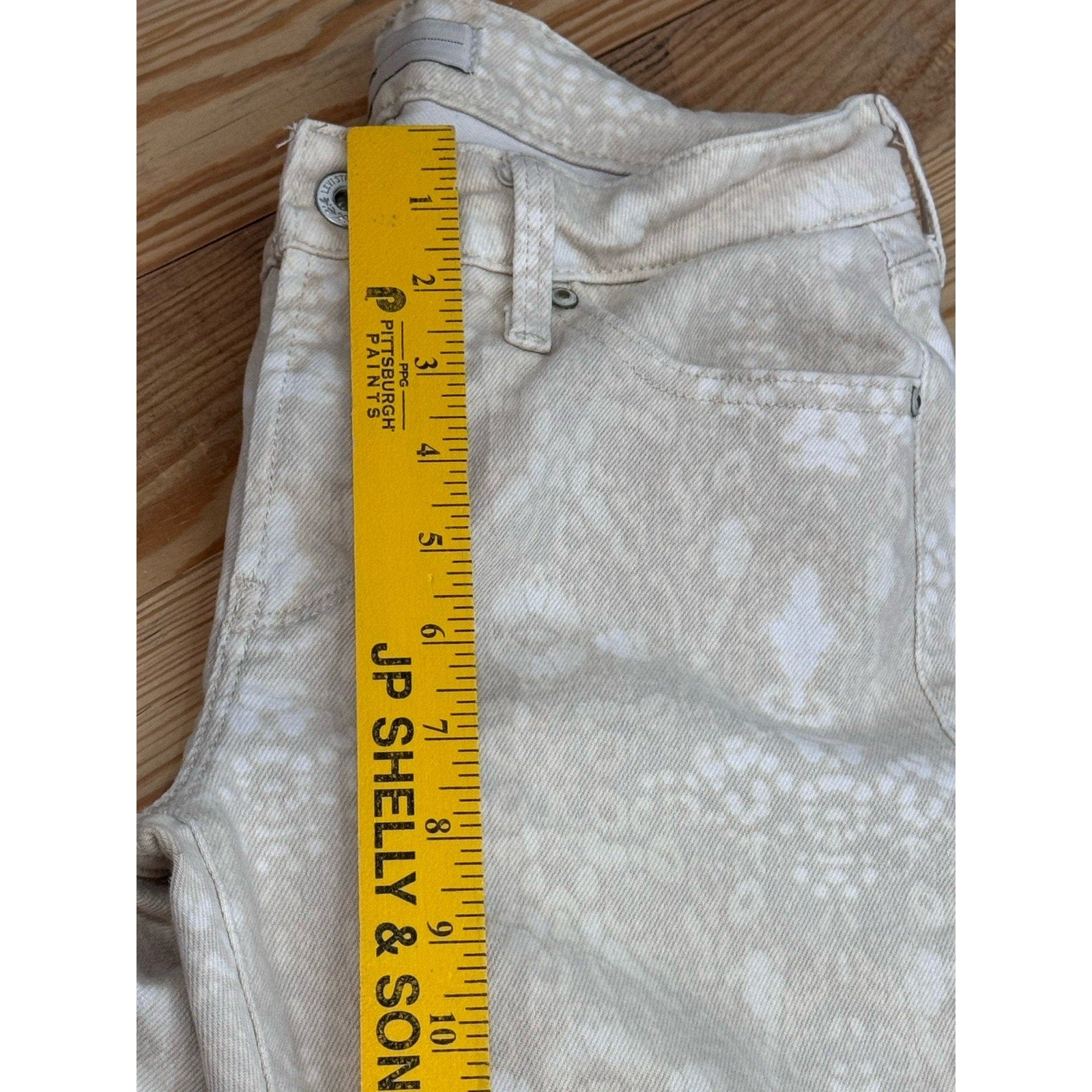Levi's Size 6M Women’s Legging Jeans Inseam 28” Printed Cream and White