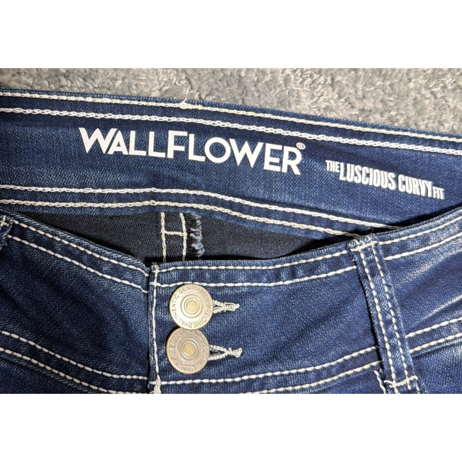 WallFlower The Luscious Curvy Fit Embroidered Bootcut Jeans Women's New Sz 11 L