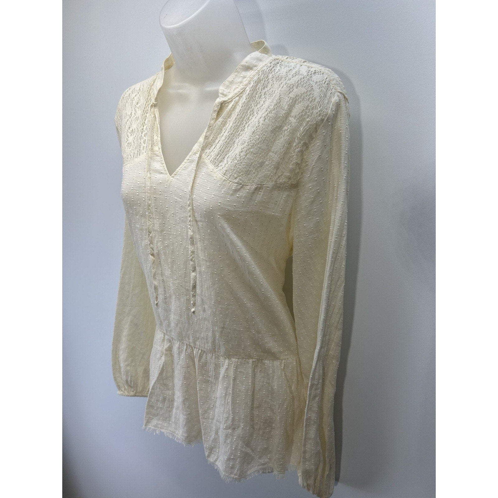 True Craft Women Atlas Ivory Pleated V Neck Crochet Gauze Top Size Large.