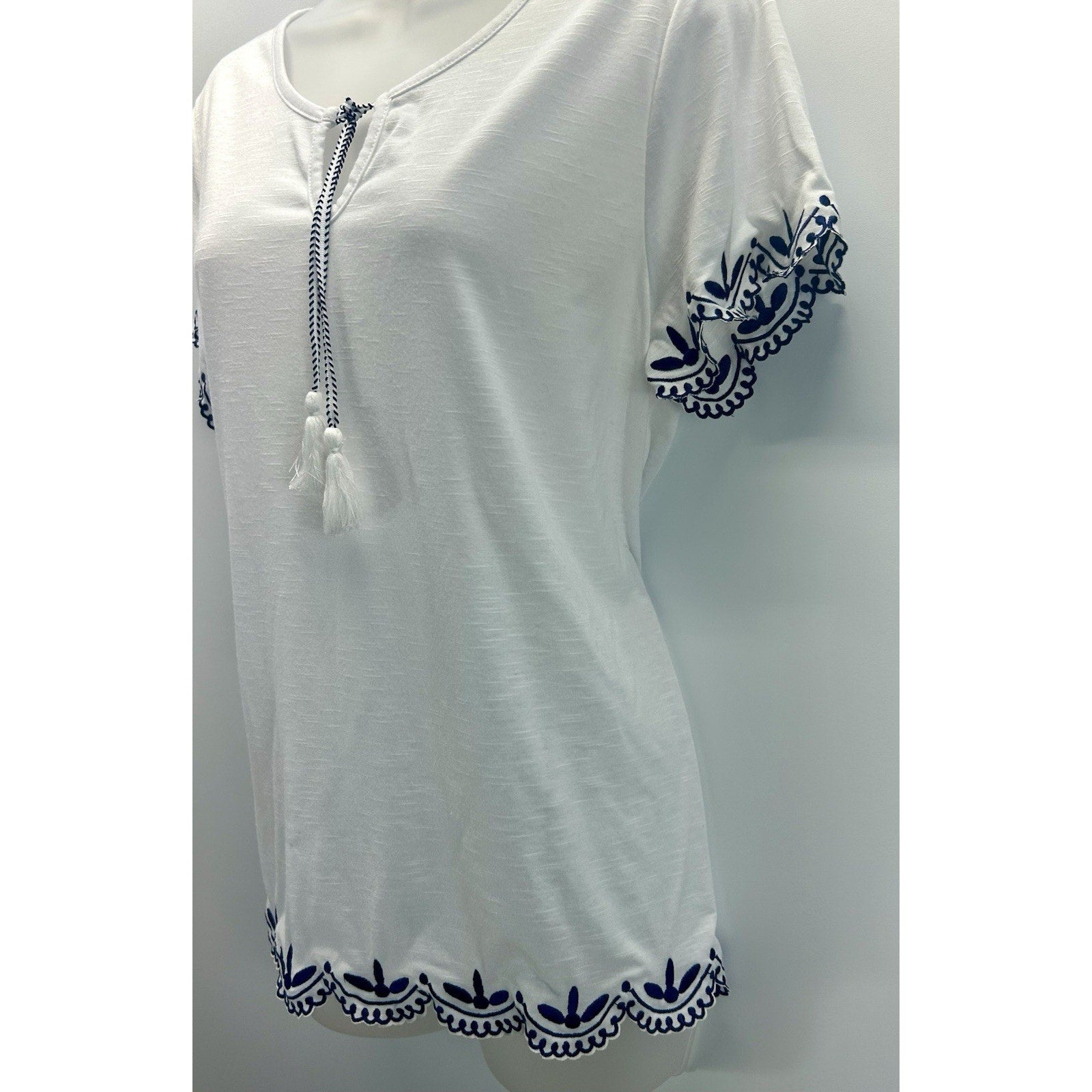 Liz Claiborne Top Womens Large White With Blue Trim Pullover Short Sleeves NWT.
