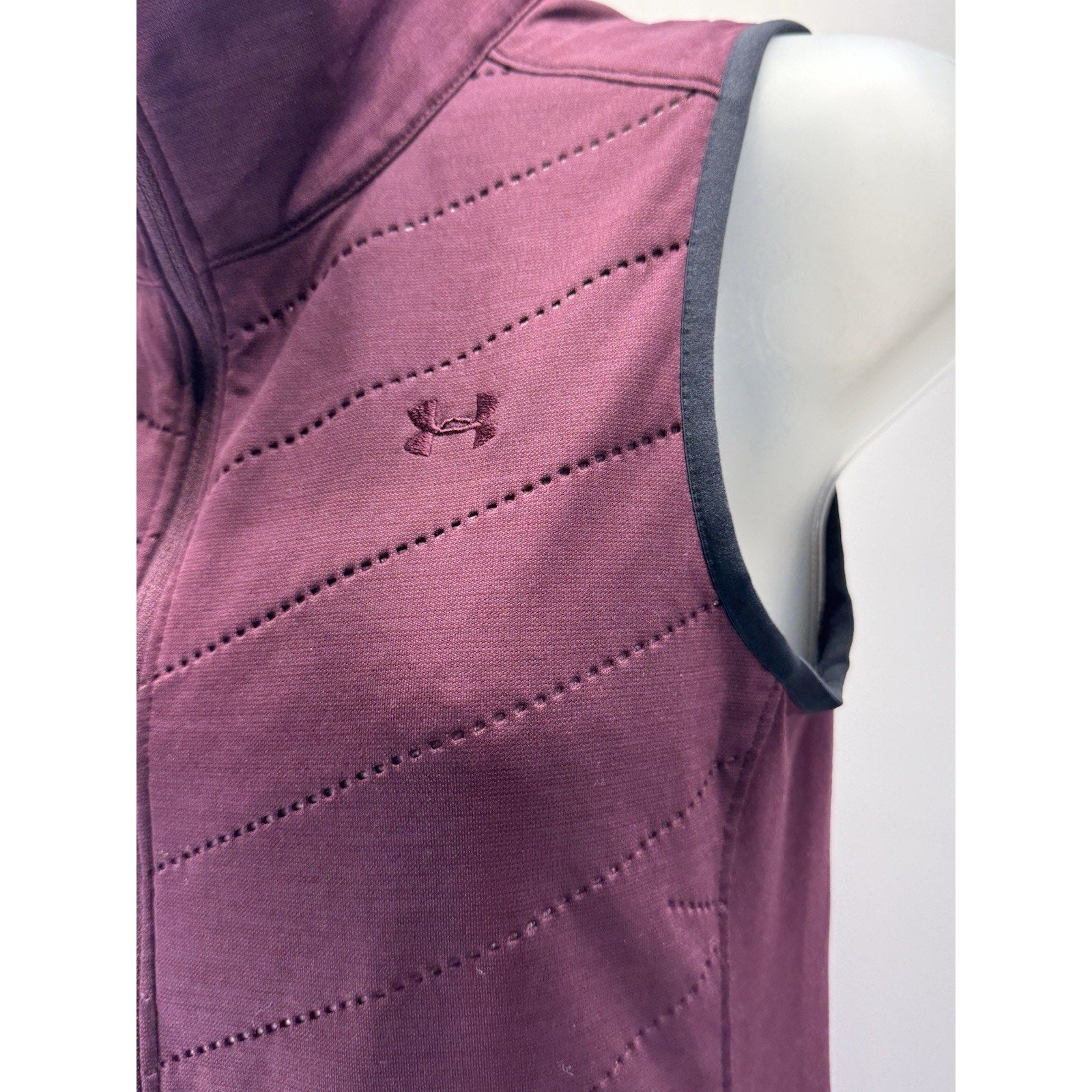Under Armour Cold Gear Womens X-Small Semi Fitted Maroon Full Zip Vest EUC