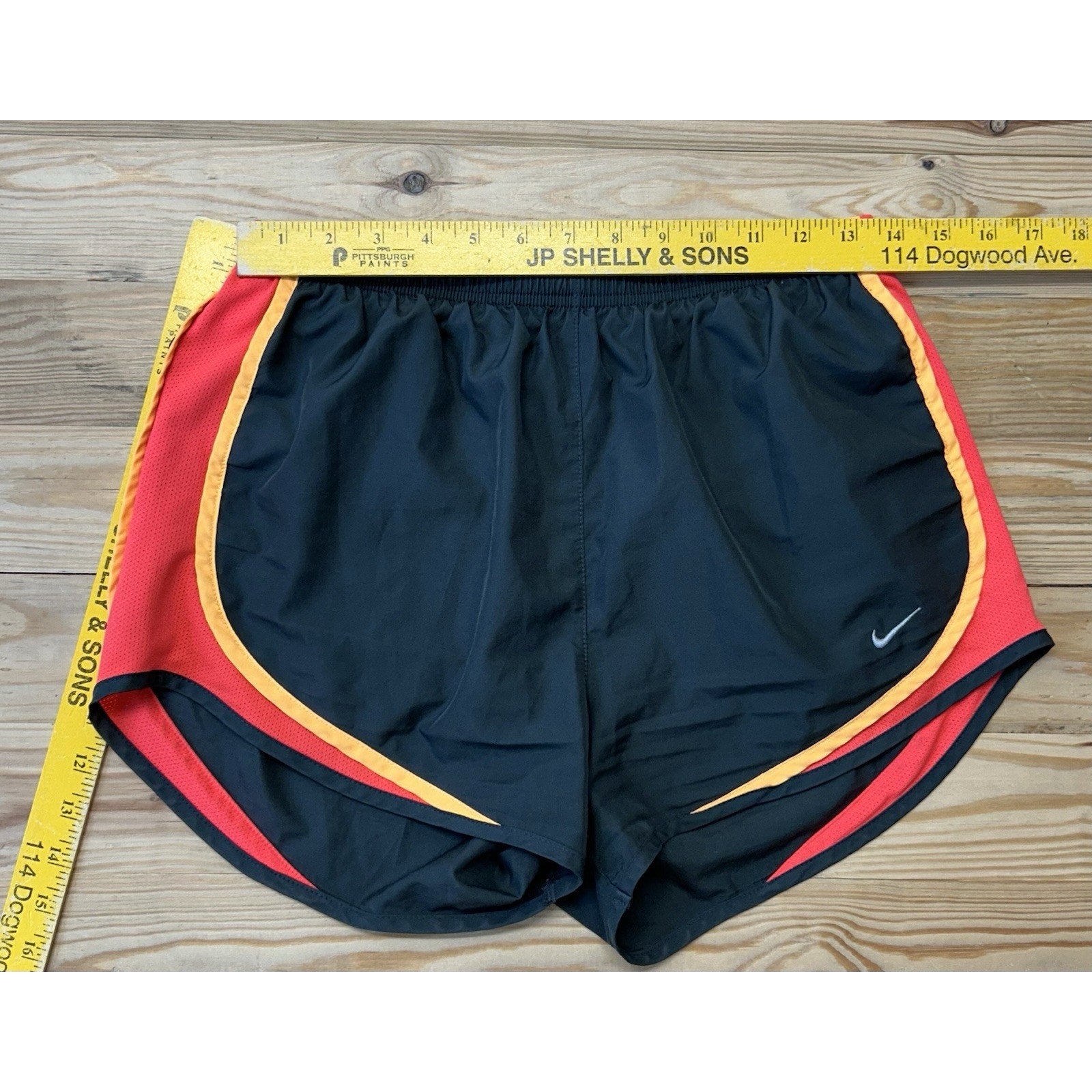 Nike Women's Size Medium Athletic Shorts Dri Fit Gym Run Charcoal With Liner.