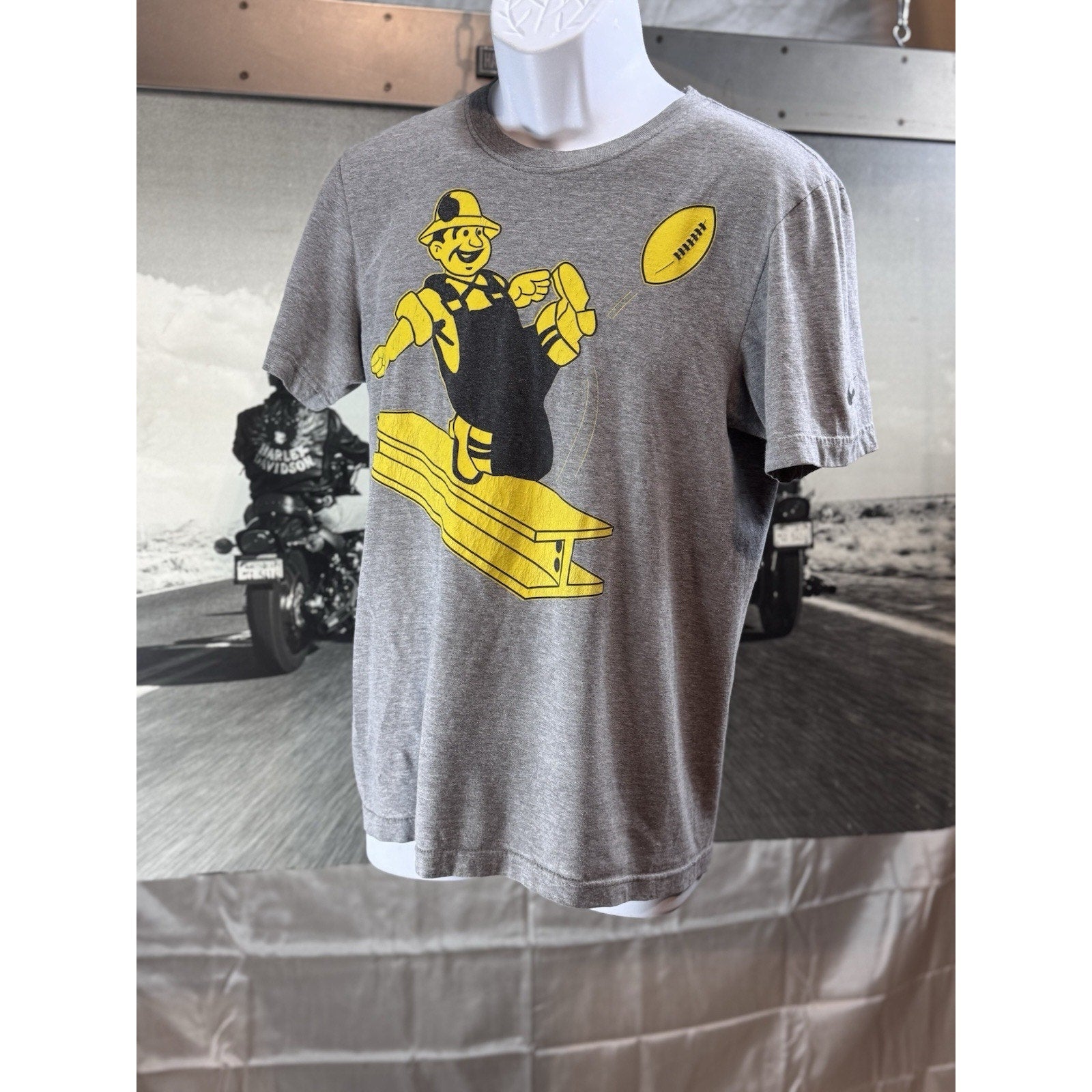 Pittsburgh Steelers Men's S Gray Graphic T-Shirt, Circa 1961 Worker on I-Beam