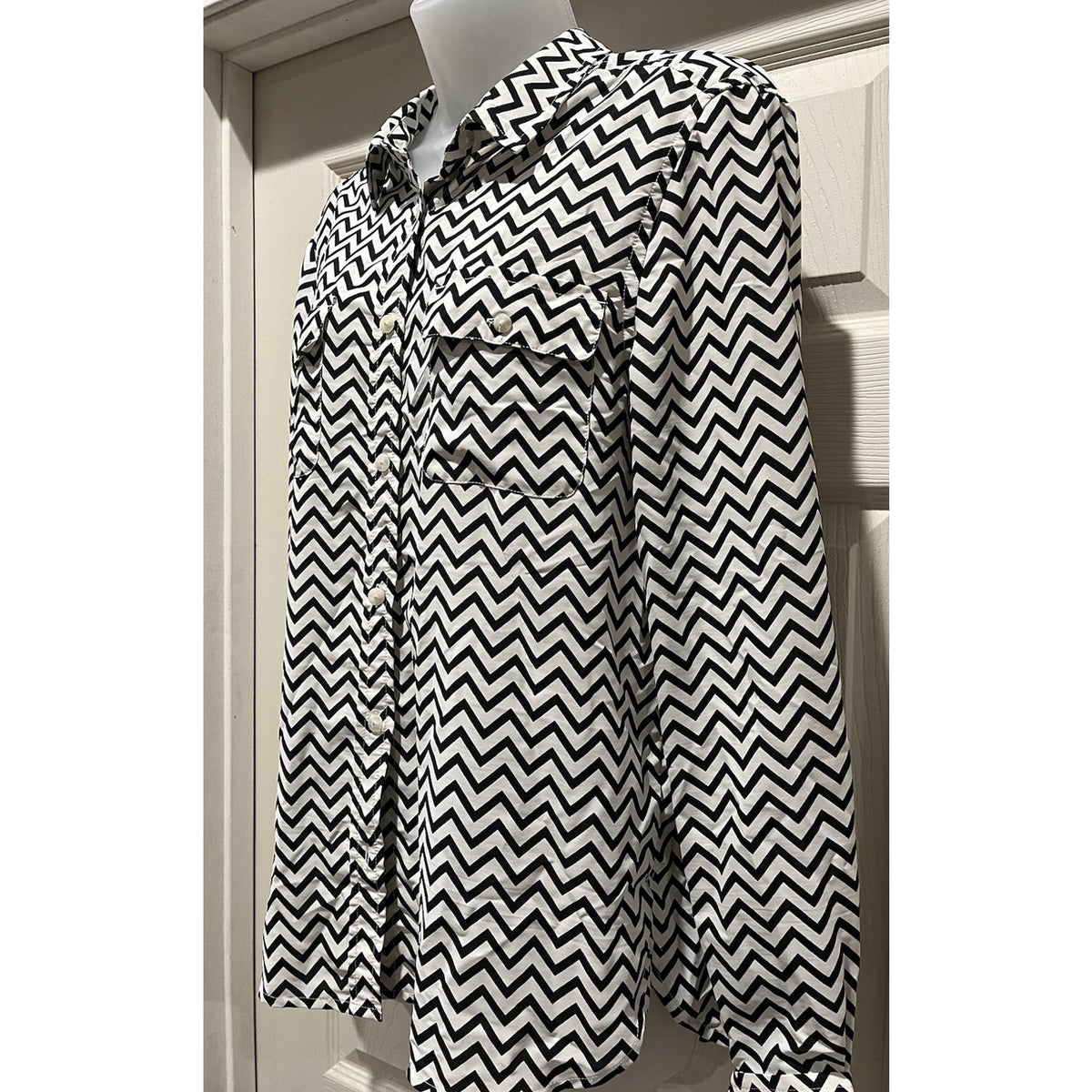 American Eagle Womens Black And White Chevron Buttondown Blouse Size L