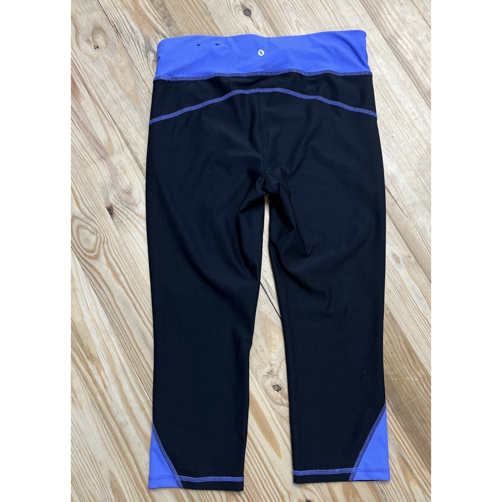 XERSION Athletic Capri Pants Black Purple Workout Stretch Fitted Leggings Sz M