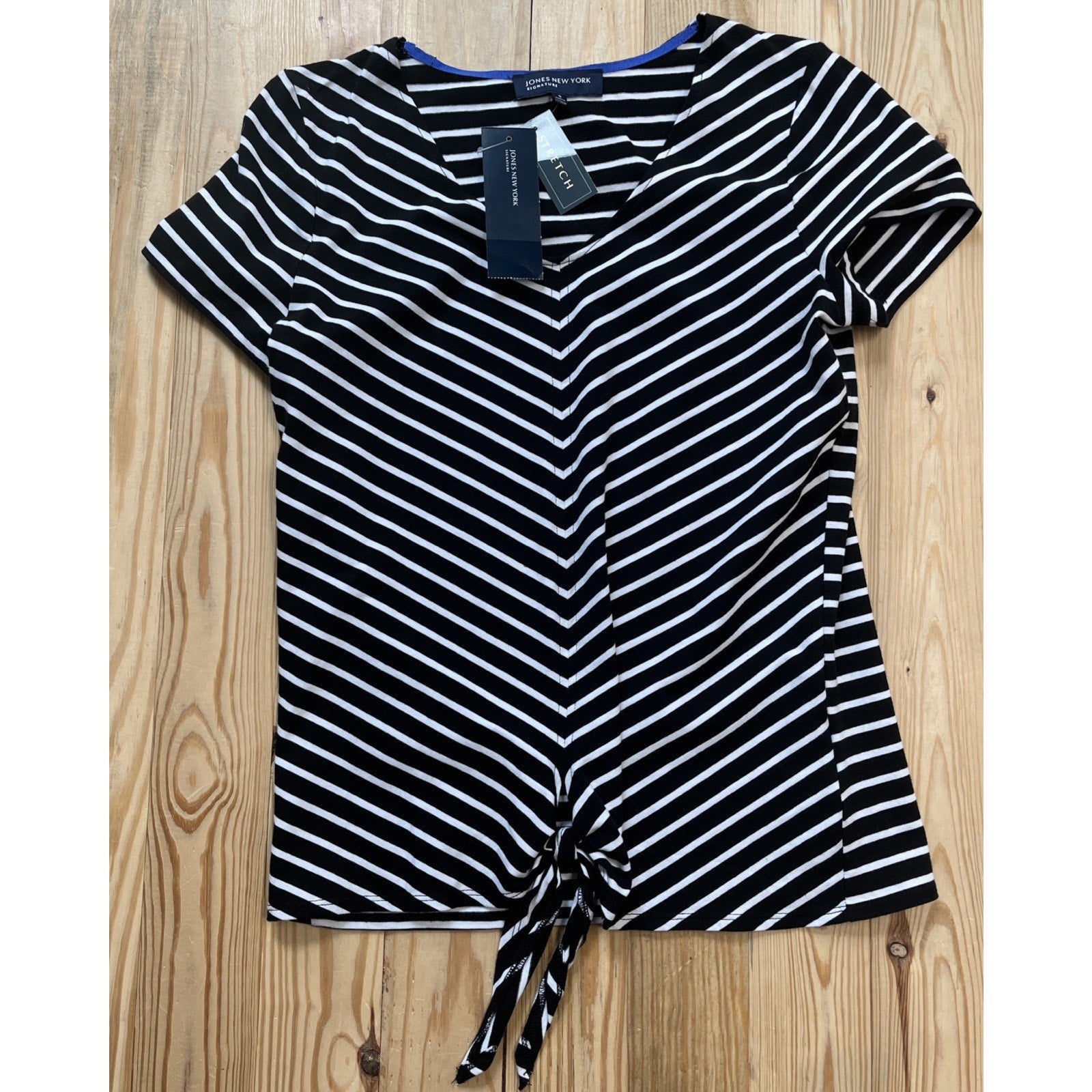 Jones New York Signature Black Short Sleeve Top. NWT. Small. Cute.