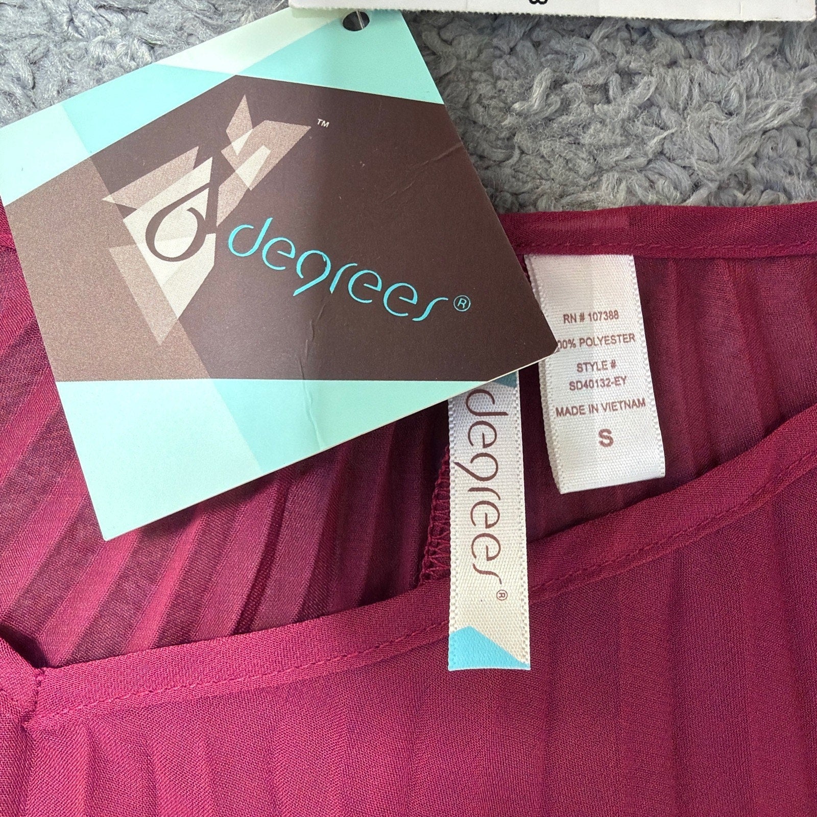 6 Degrees Women’s v-Neck LS Crimson Blouse Sz. Small NEW