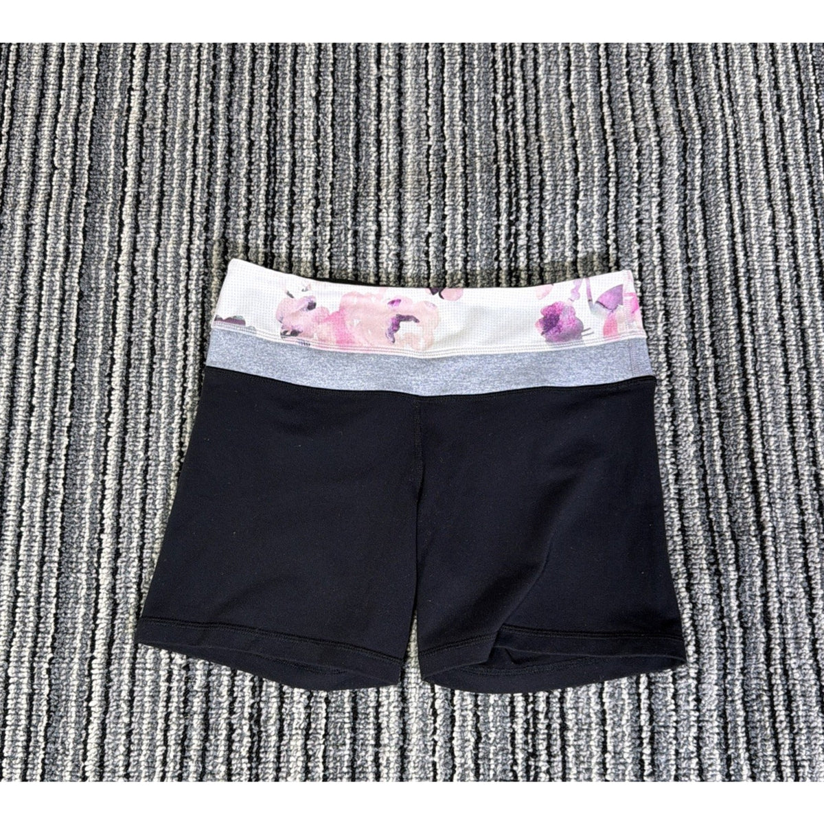 Lululemon Reverse Groove Short *Full-On Luon Black Mid Rise Athletic Shorts 4
