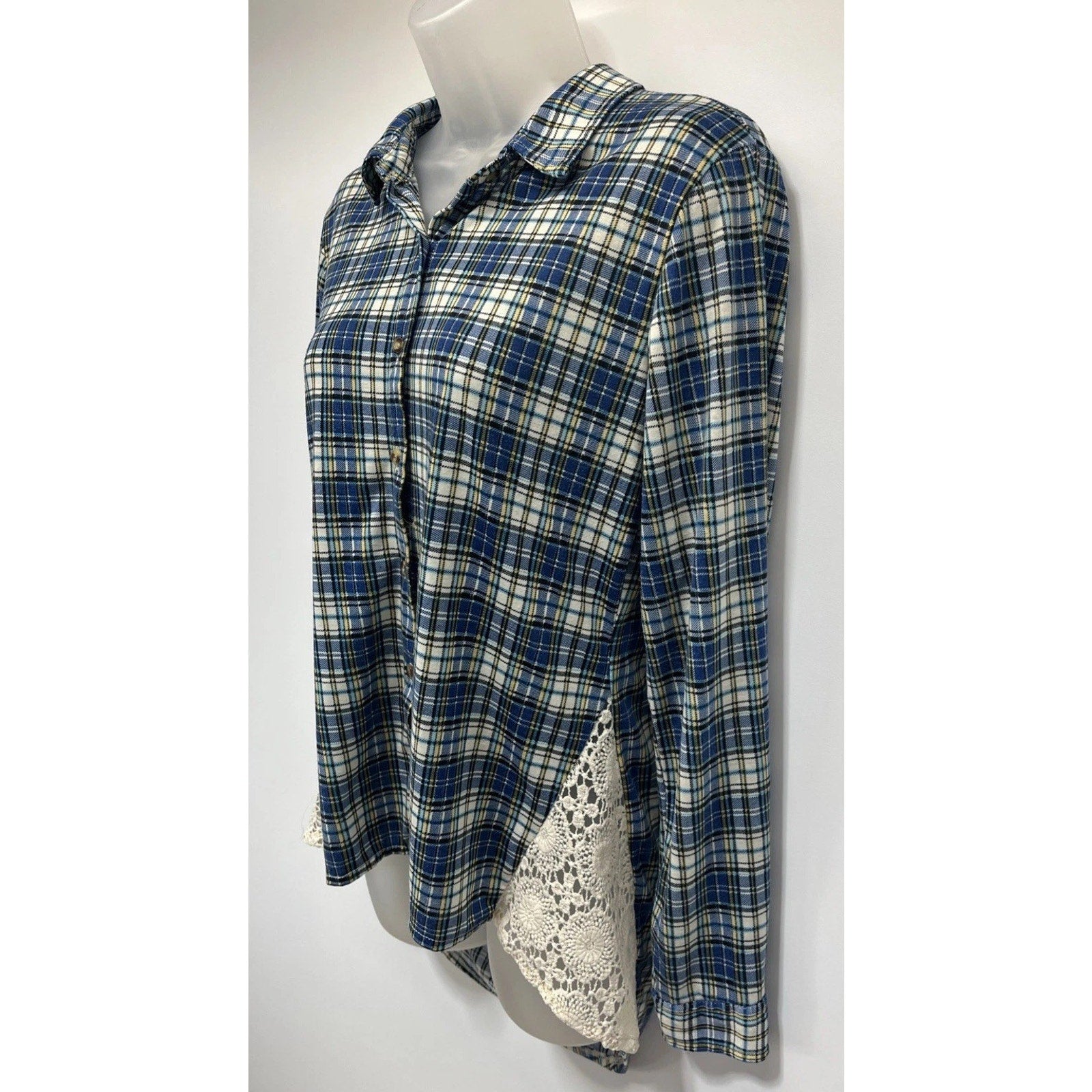 Buckle Passport Women's L Plaid Blue Long Sleeve Crotchet Knit Button Up Shirt