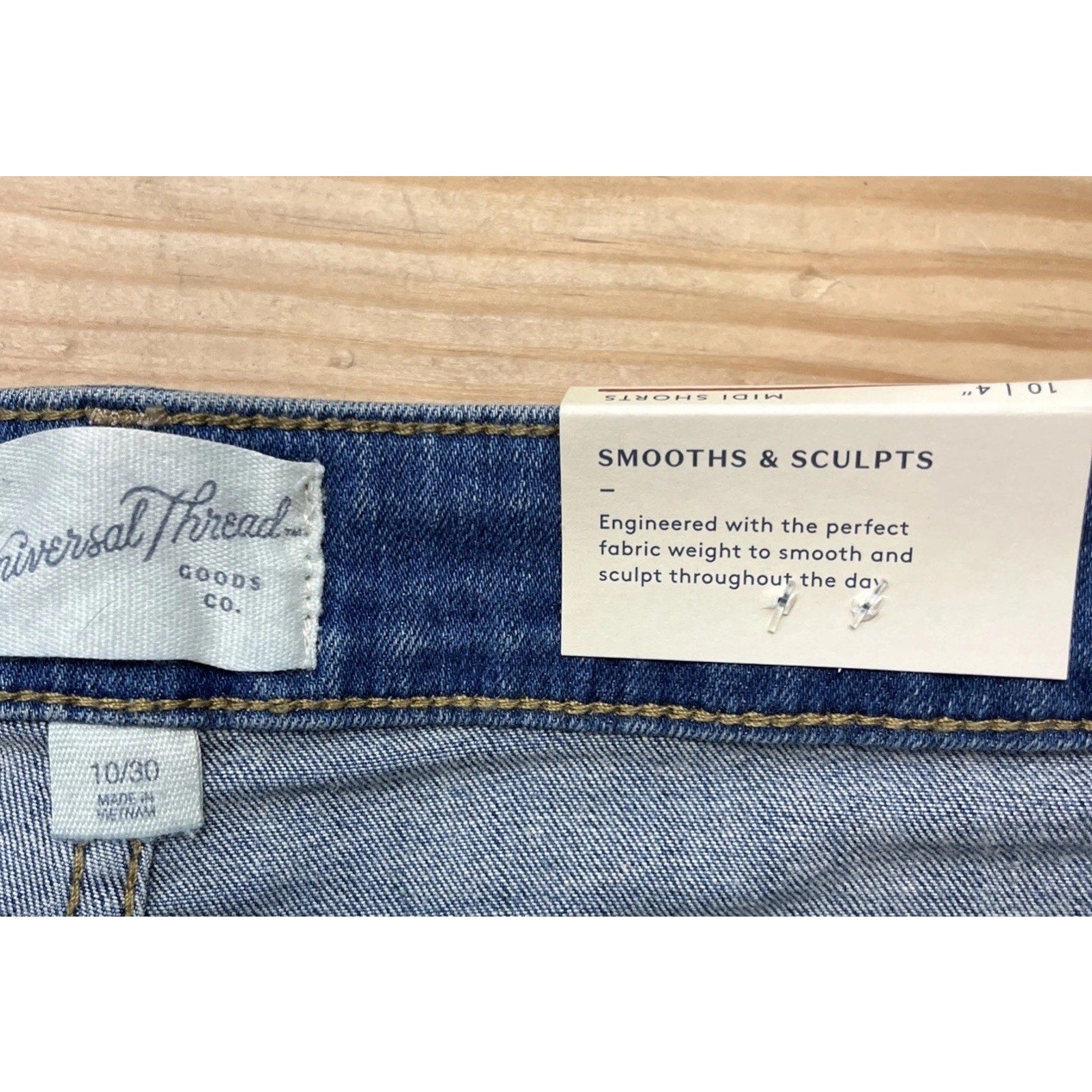 NWT Universal Thread Women's High-Rise Distressed Jean Midi Shorts Size 10/30