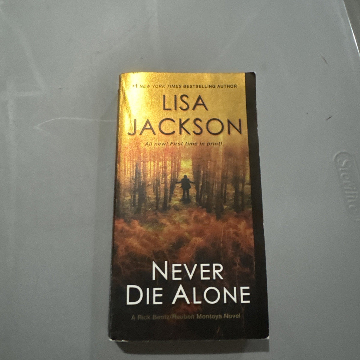 Never Die Alone (A Bentz/Montoya Novel) - Mass Market Paperback - Very Good