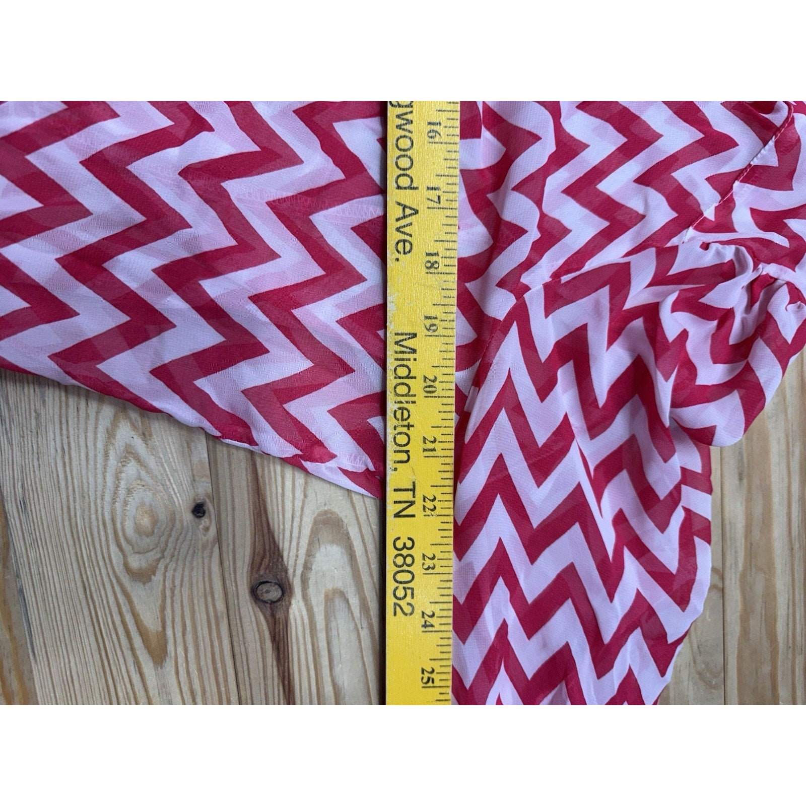 NO BOUNDARIES Women’s Large Chevron Hot Pink XXL Zig Zag Tie Front Blouse