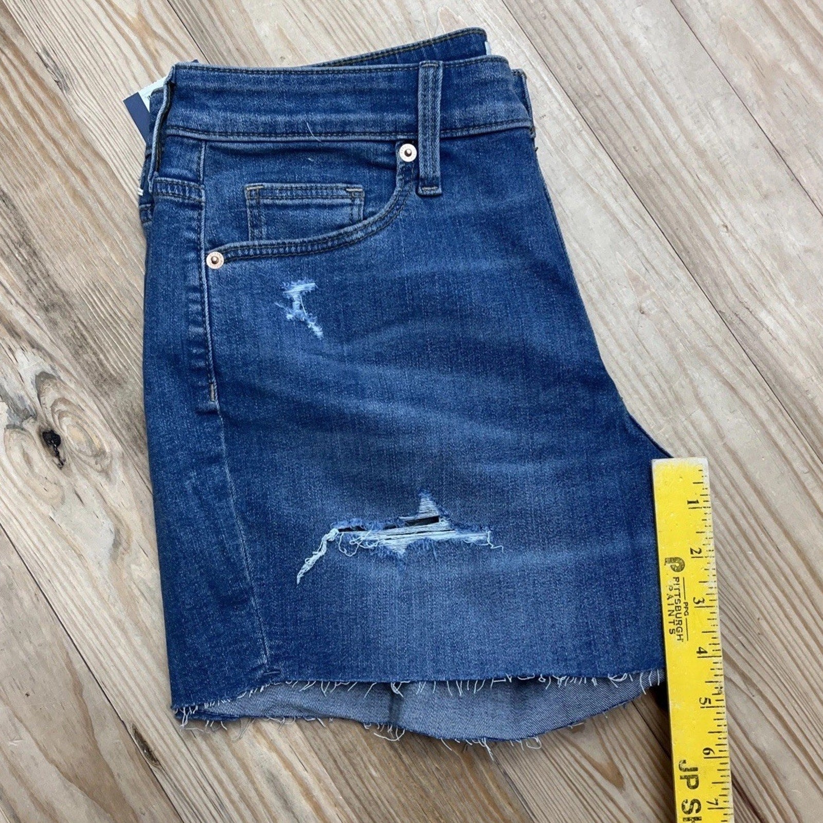 NWT Universal Thread Women's High-Rise Distressed Jean Midi Shorts Size 10/30