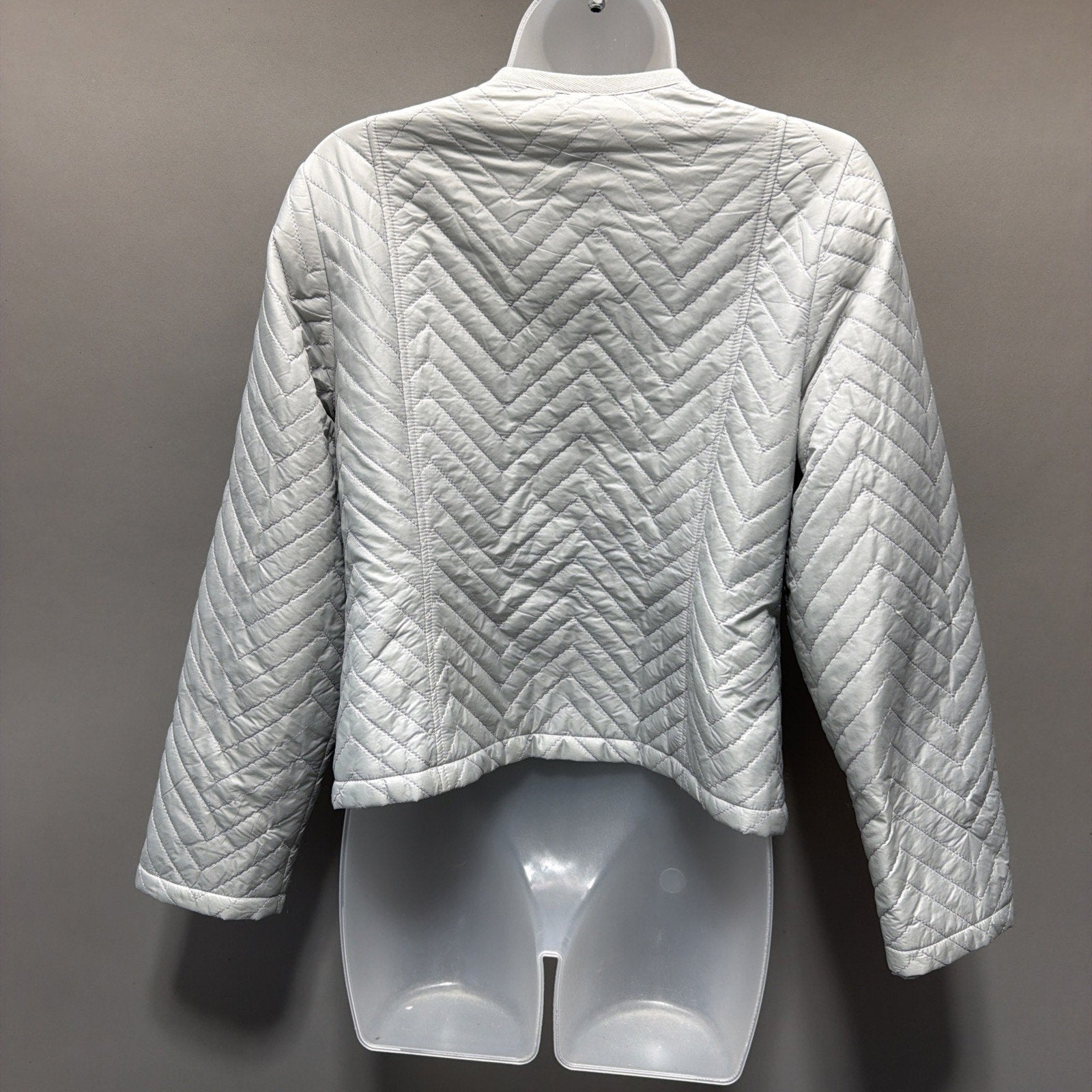 Chicos Woman's Silver Quilted Zip Long Sleeve Lightweight Jacket Size 0 SMALL