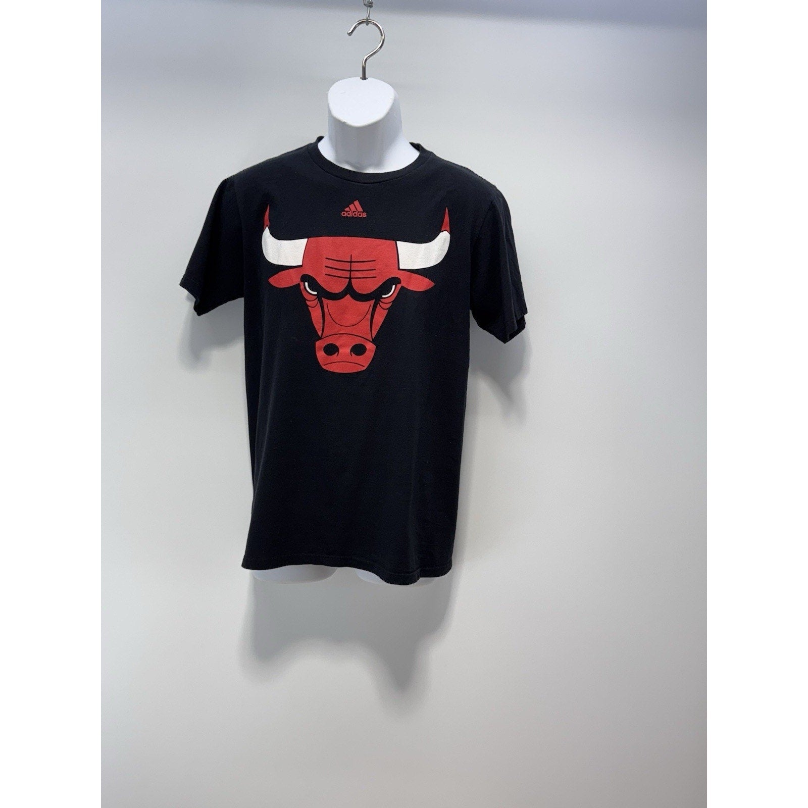 Chicago Bulls Adidas NBA Spell Out Basketball The Go To T-Shirt Black Men’s M