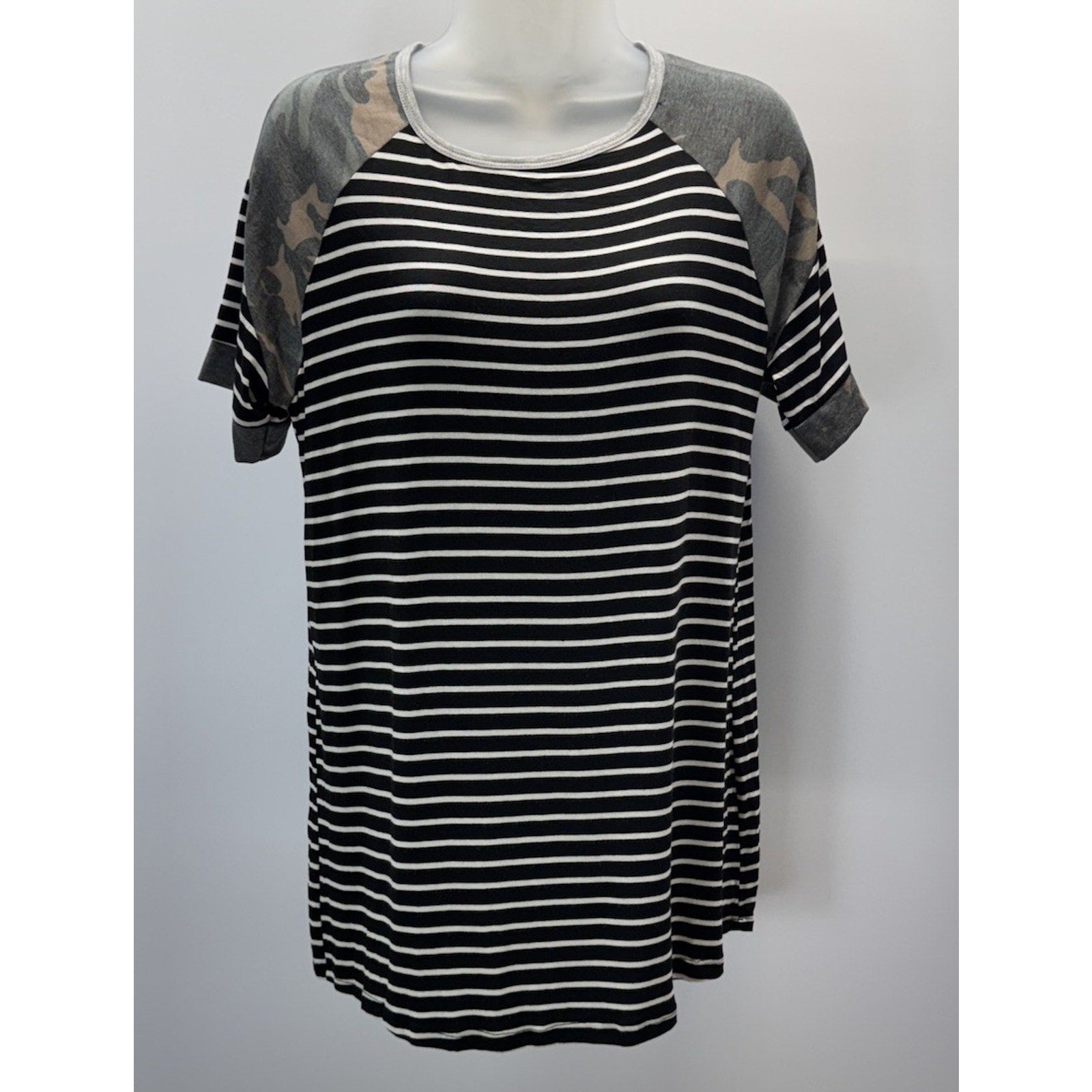 Lovely Souls Women’s Striped Camo Shortsleeve T-shirt Sz S