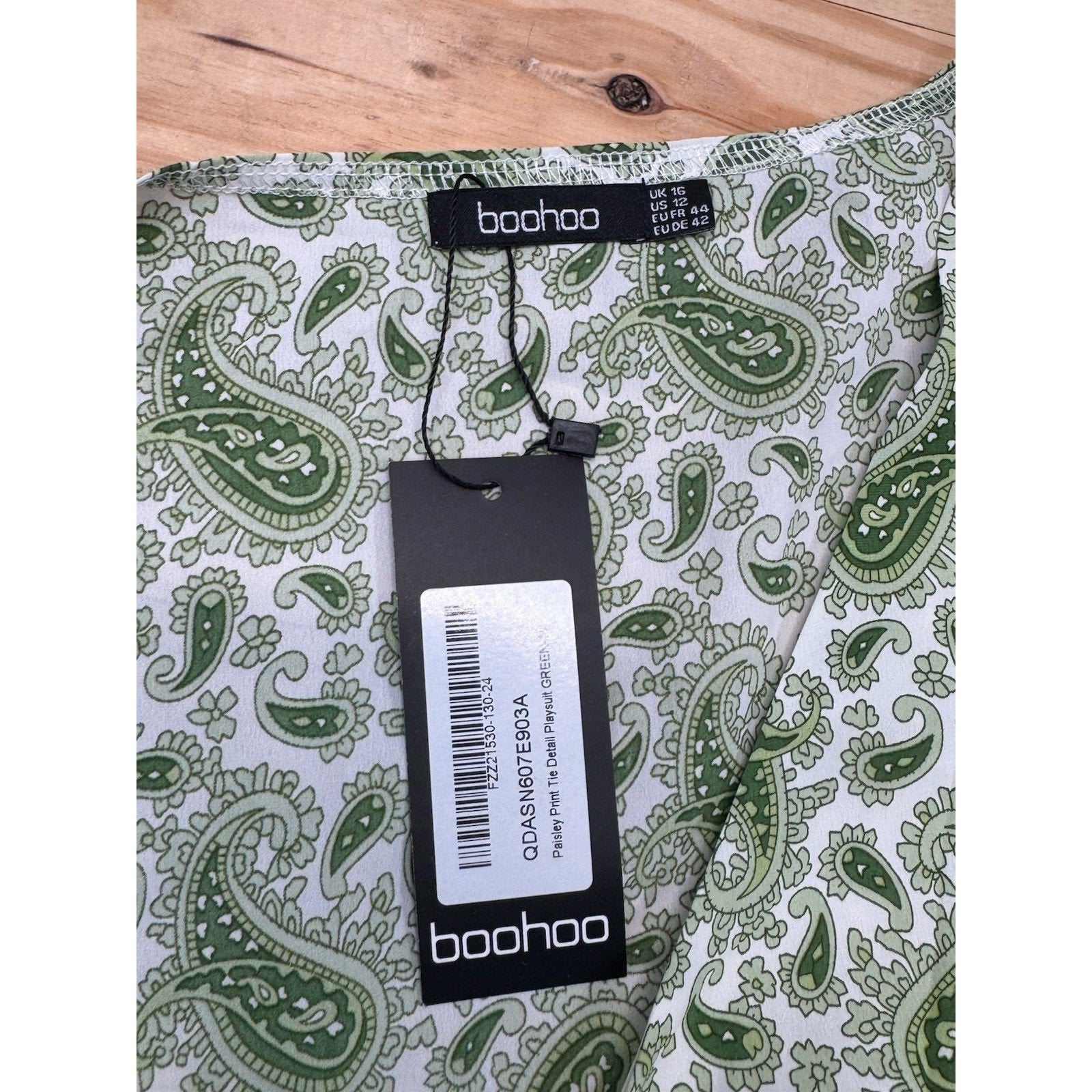 Boohoo Jumpsuit Green Paisley Green Shorts Dress Tied Front Women’s Size 12 NWT