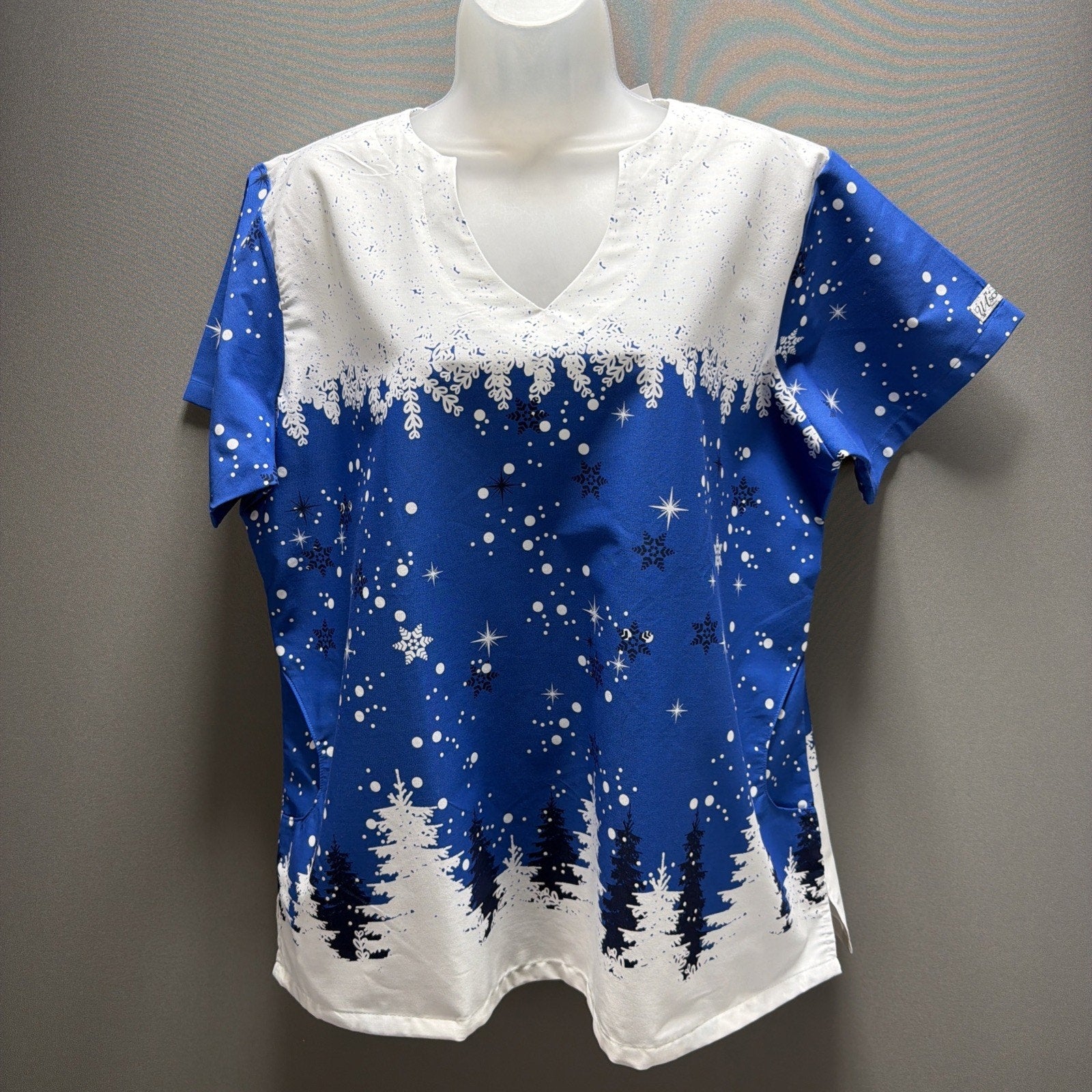 UA Scrubs Uniform Advantage Winter Snow Print Nurse Christmas Uniform Top L NWT