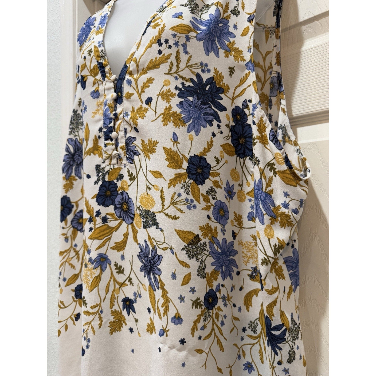 Maurices Women's Sleeveless Button Front Floral V-Neck Blouse Top Sz 4 Blue