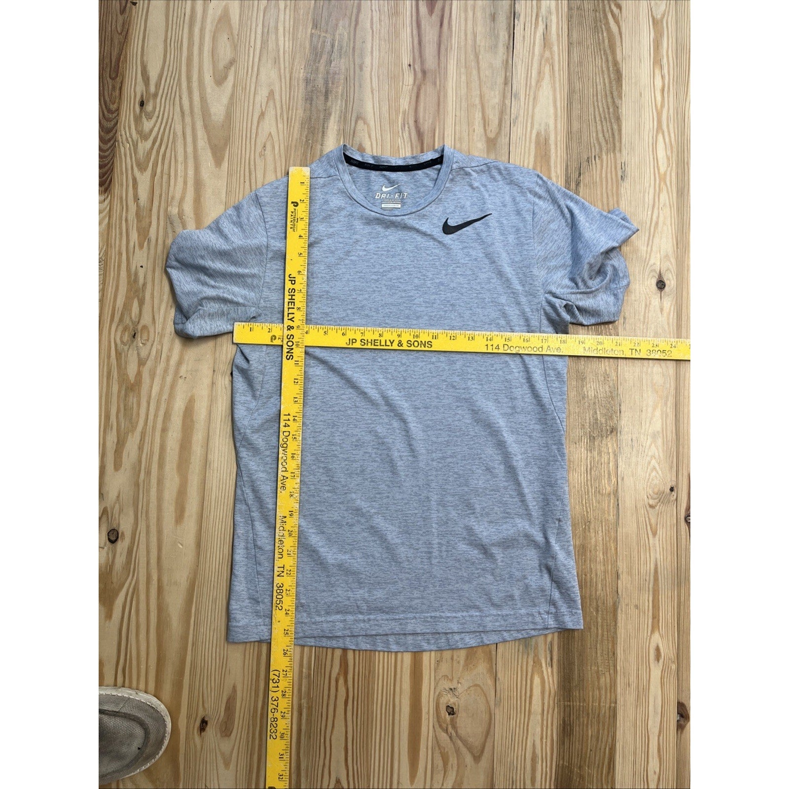 Nike Dri-Fit Men's Size Small Gray Pinstripe Short Sleeve Crew-Neck T-Shirt