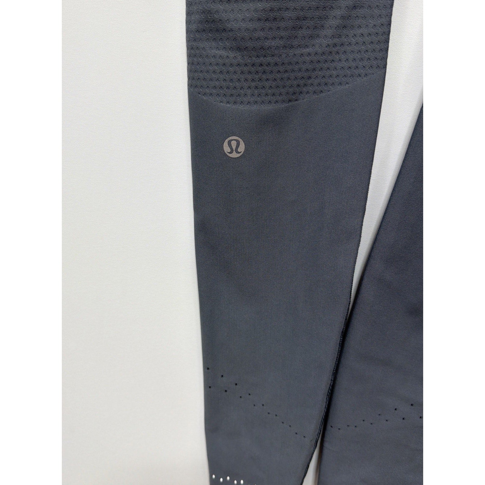 Lululemon Zoned In Tight SENSEKNIT Reflective Detail Size 4 Steel STLE 54233 EUC