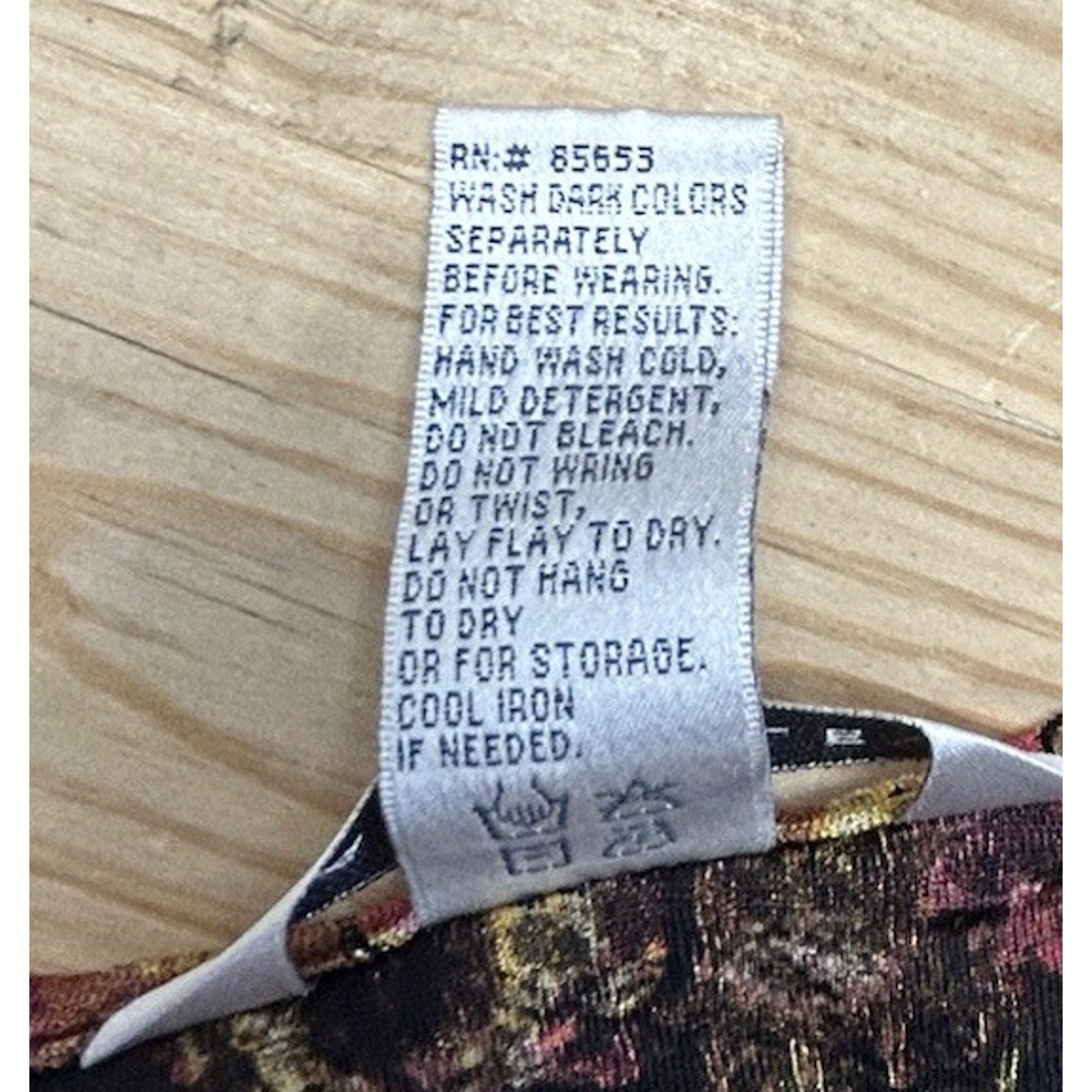 Napa Valley Womens Size XL Blk/Red Floral V-neck Stretch Top.