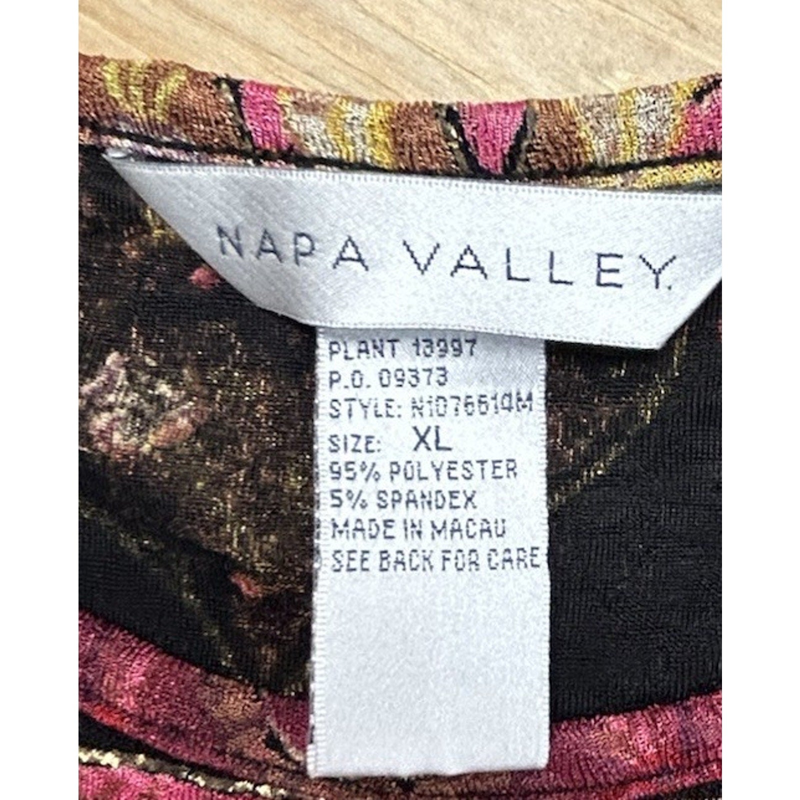 Napa Valley Womens Size XL Blk/Red Floral V-neck Stretch Top.