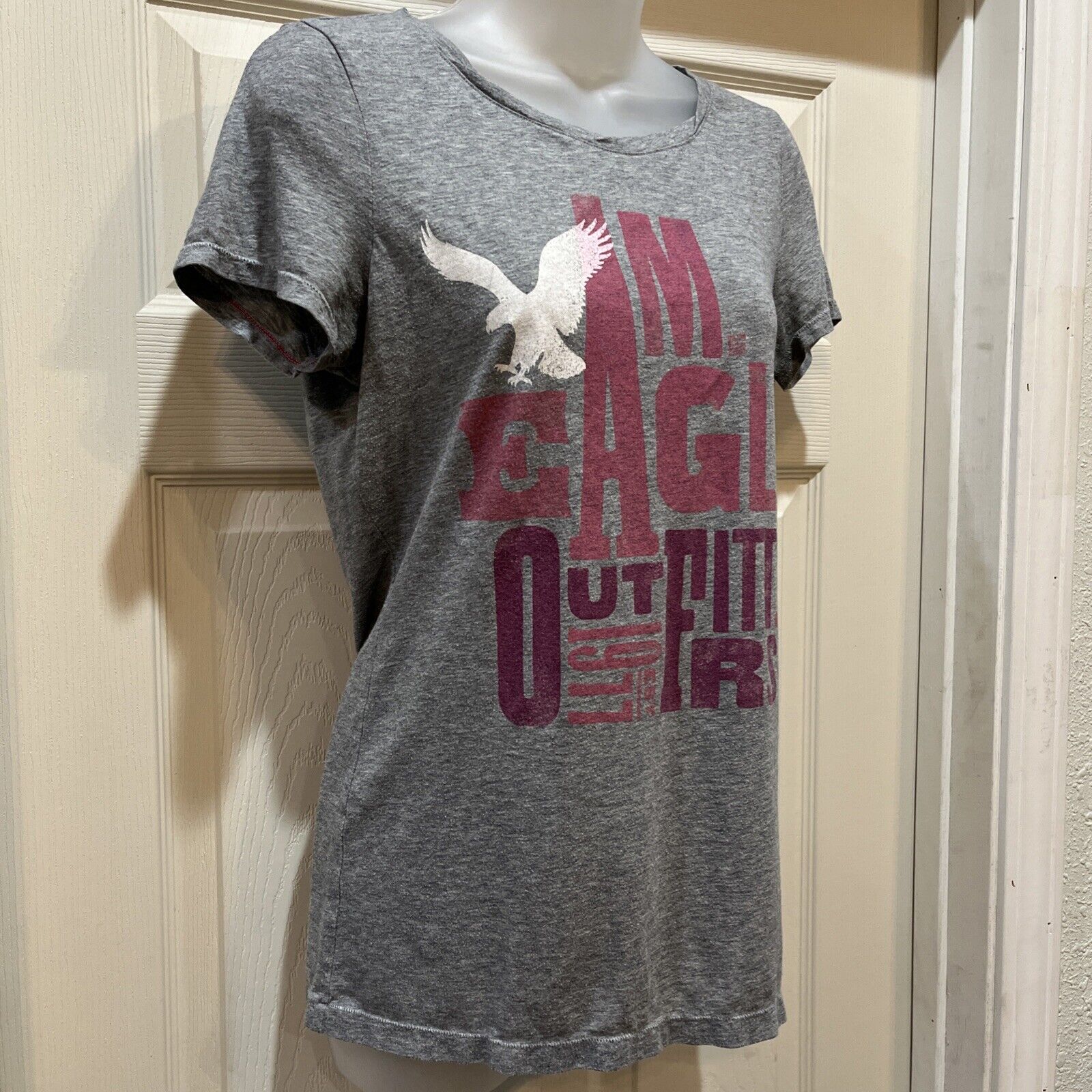 American Eagle T-shirt V-neck Graphic Print Gray Women L
