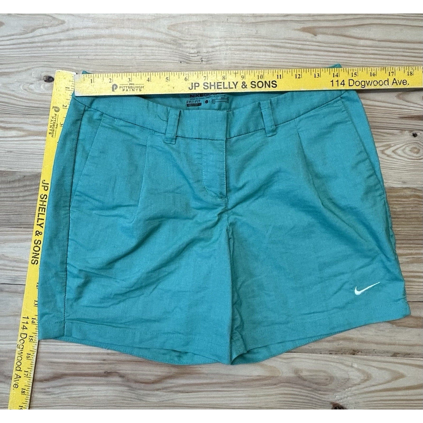 Nike Golf Shorts Women’s 2 DRI-FIT Green W Clasp And Button Waist Swoosh Pocket.