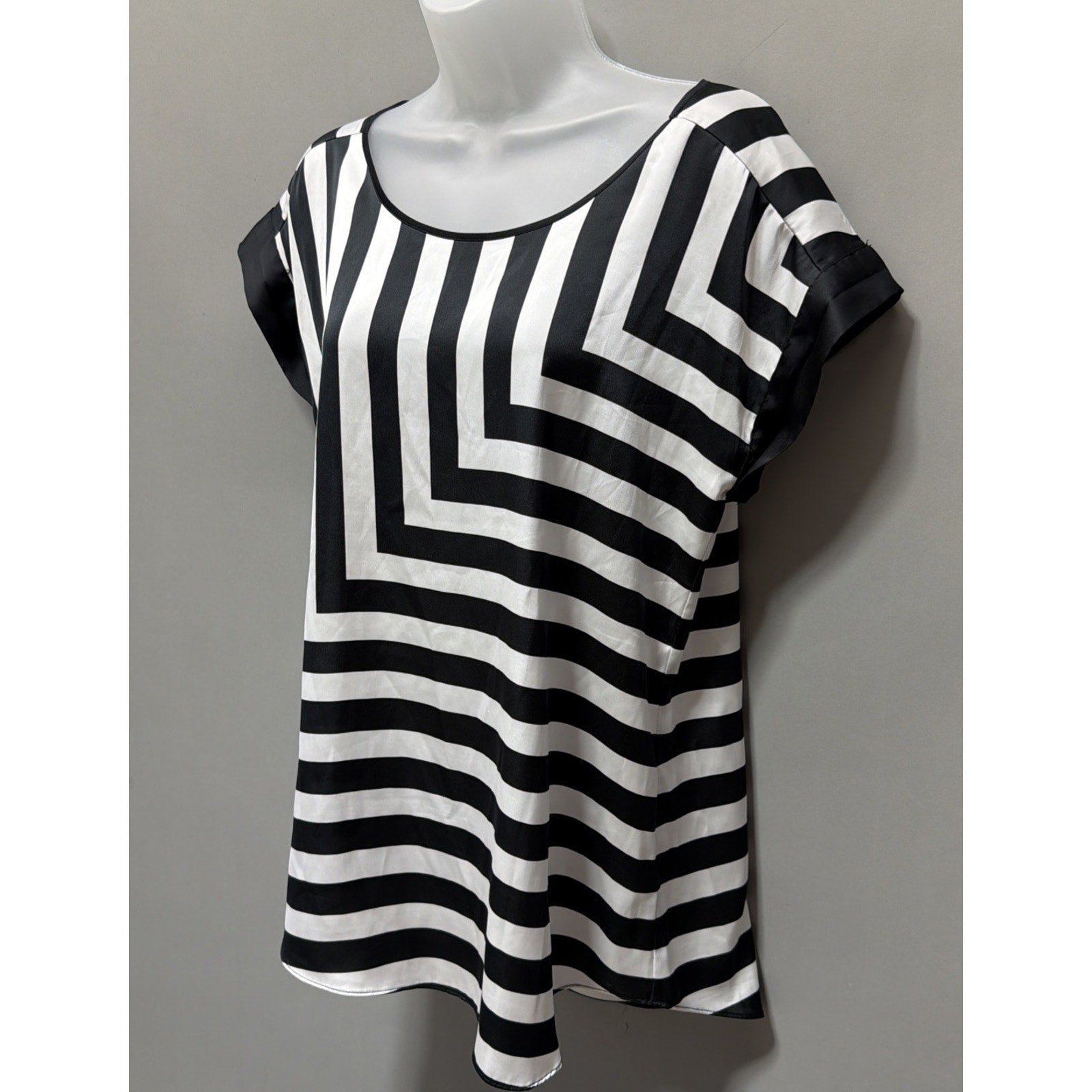Express Women's Black And White Short Sleeve Shirt Blouse stripes Size Medium