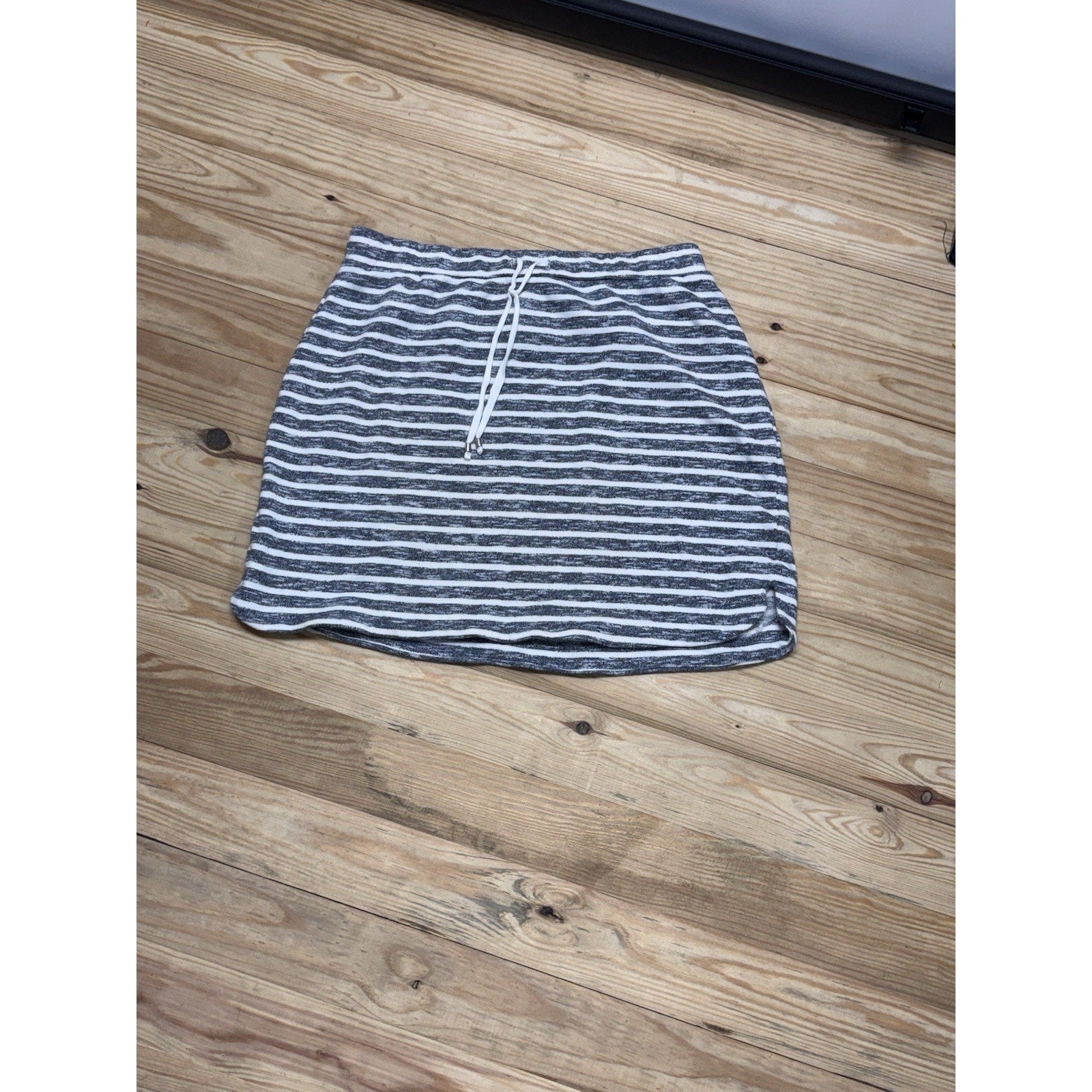 Dakini Skirt Size Women’s Medium Gray White Striped Pull-On Drawstring Short