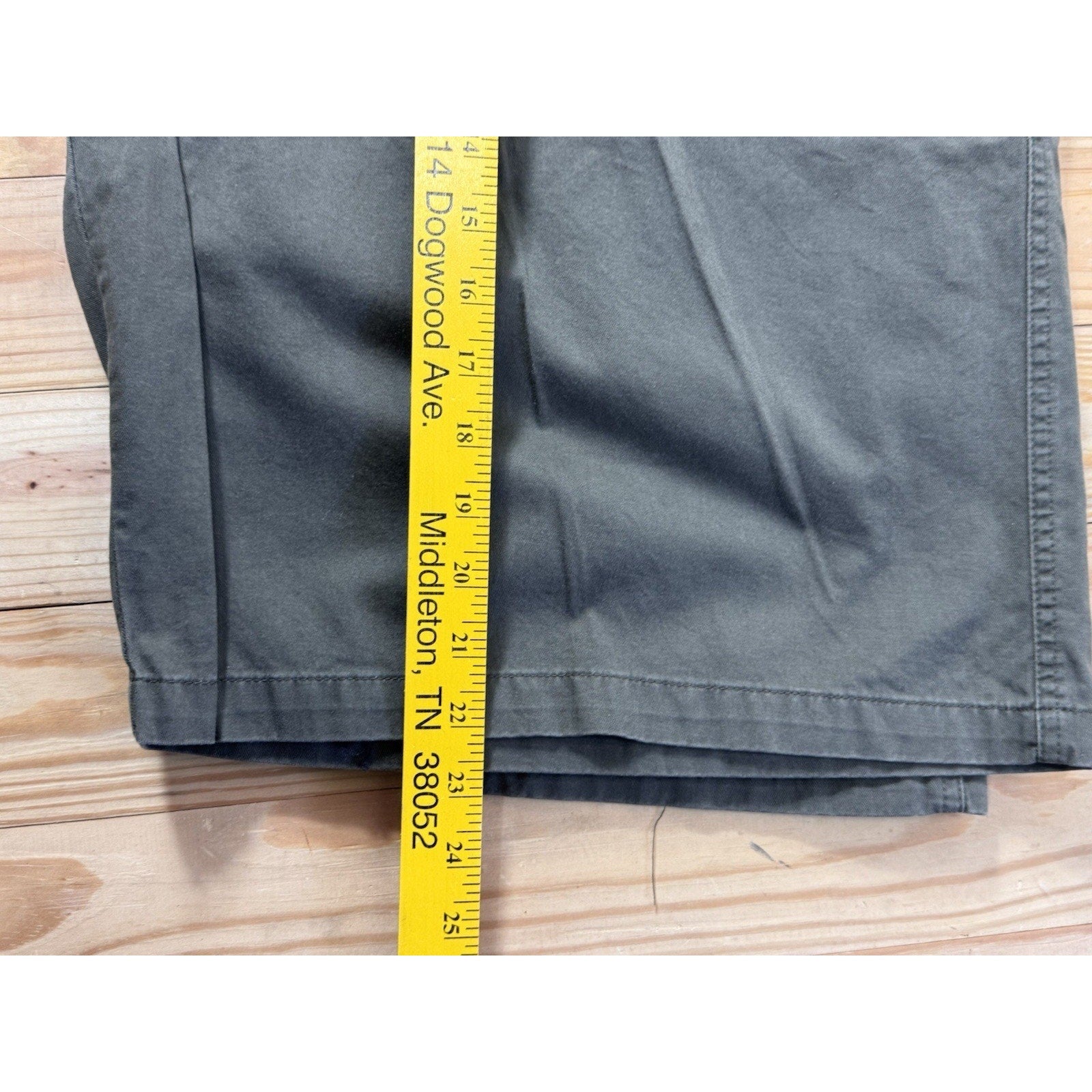 Van Heusen Green Cotton Man's Solid Dress Shorts Flat Front 44”X 10.5" Men's L6