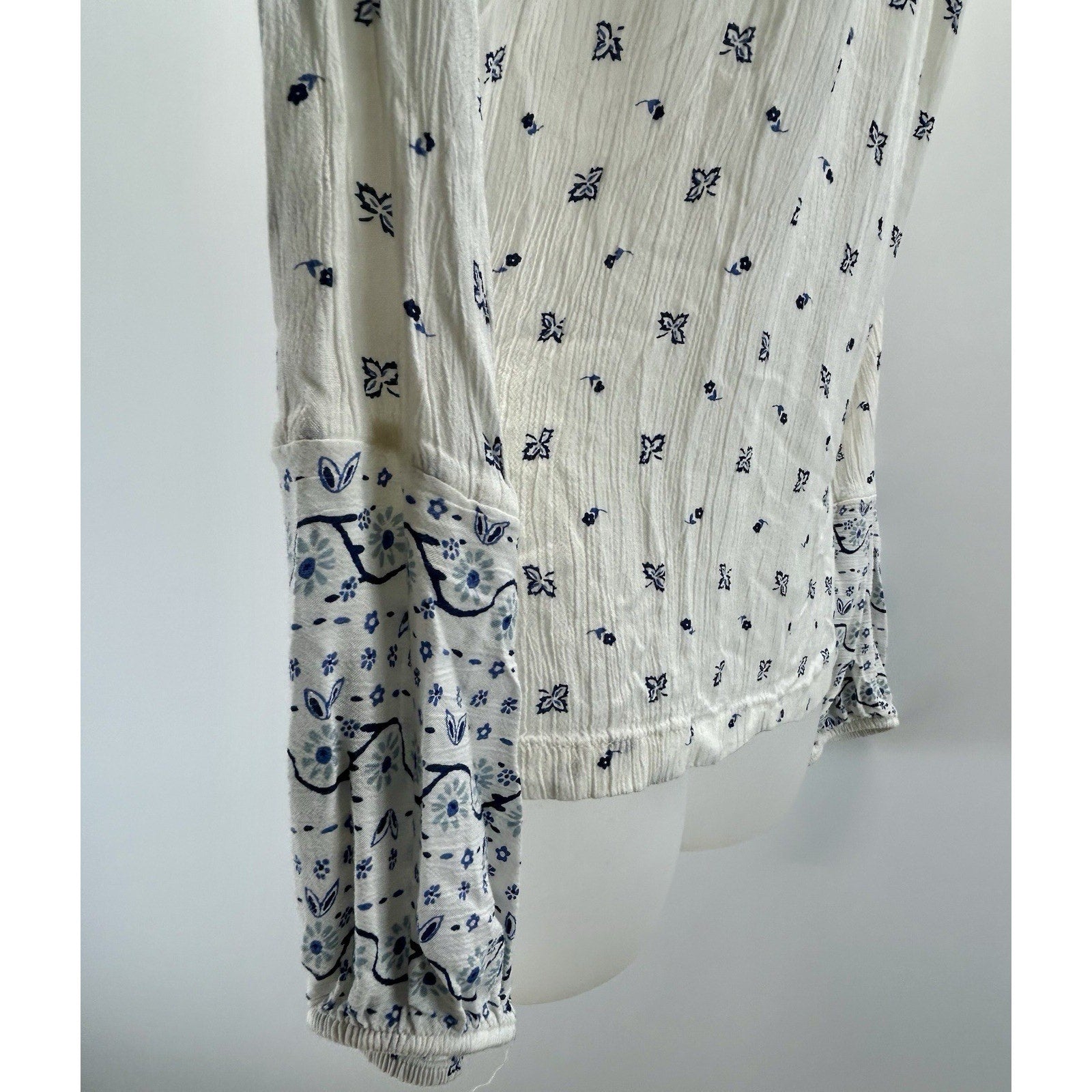 Old Navy Women’s Blouse M White & Blue Floral Boho Peasant Ballon Sleeve Casual.