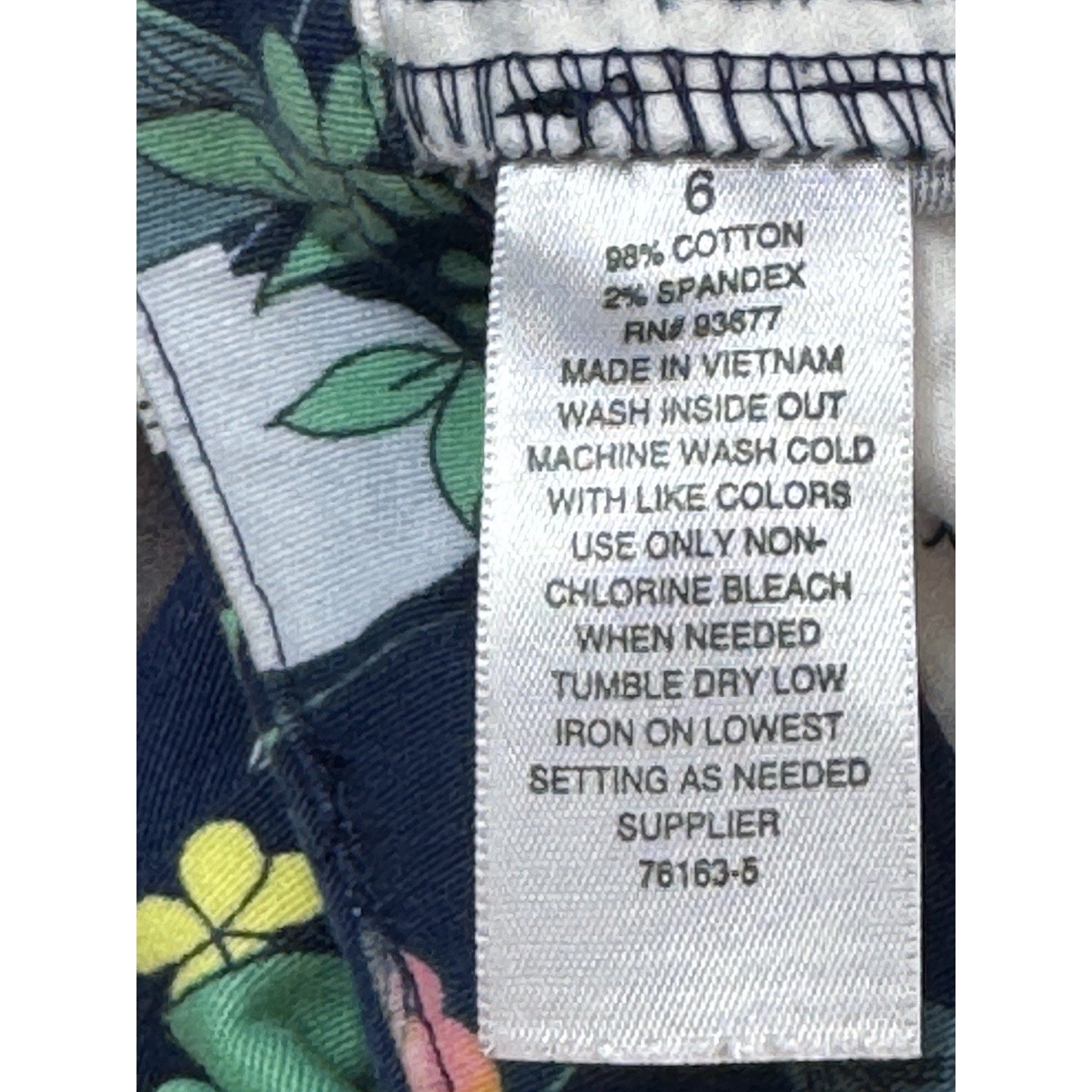 A.N.A Shorts Women's Size 6 Blue Floral Print Twill Mid Rise Mid Length Casual
