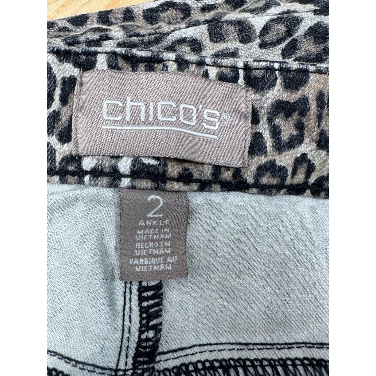 Chicos Sz 2 US L 12 Cheetah Spots Girlfriend Ankle Jeans Animal Print Stretch