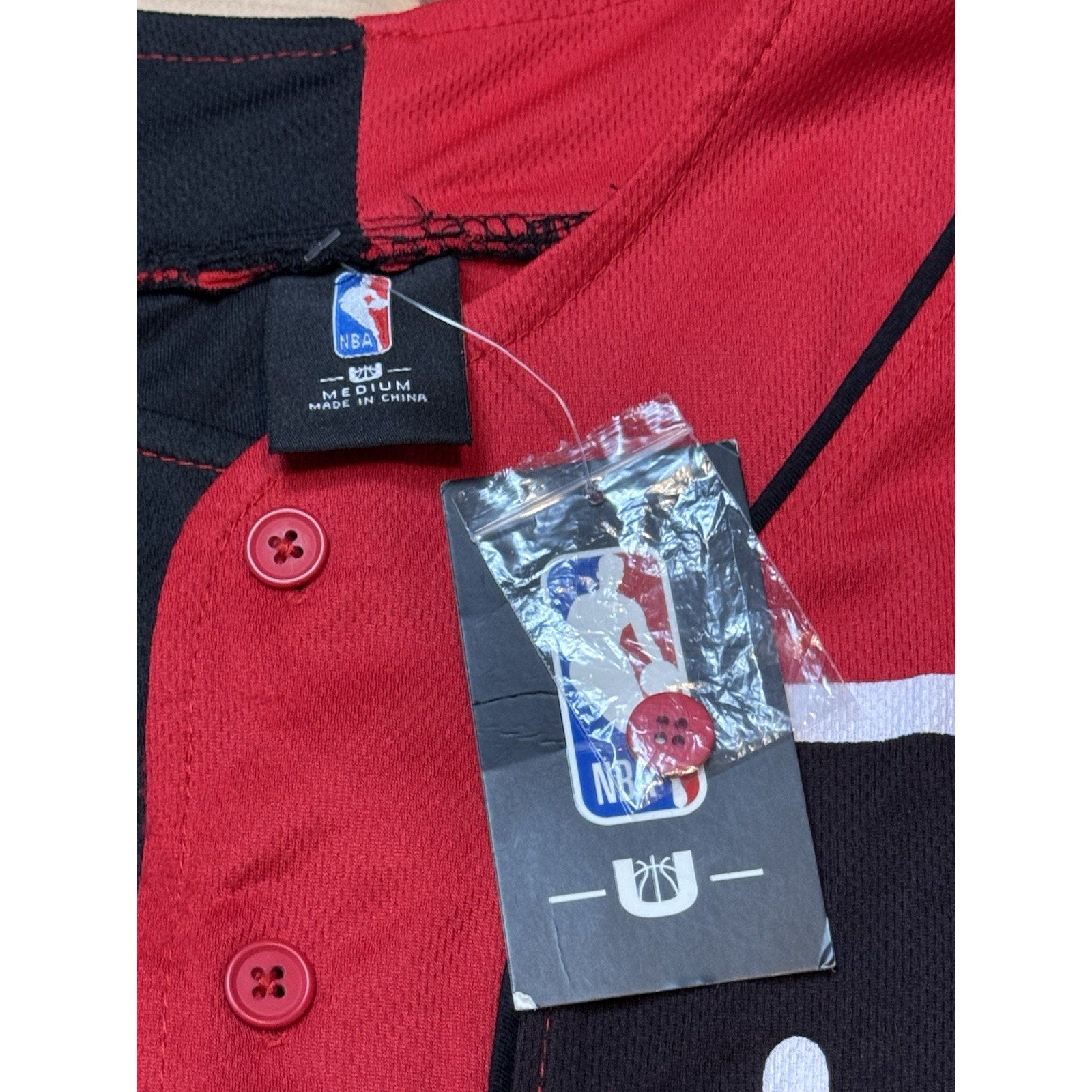 Chicago Bulls Jersey Medium NBA Button Up Shirt Short Sleeve Red Black UNK NWT