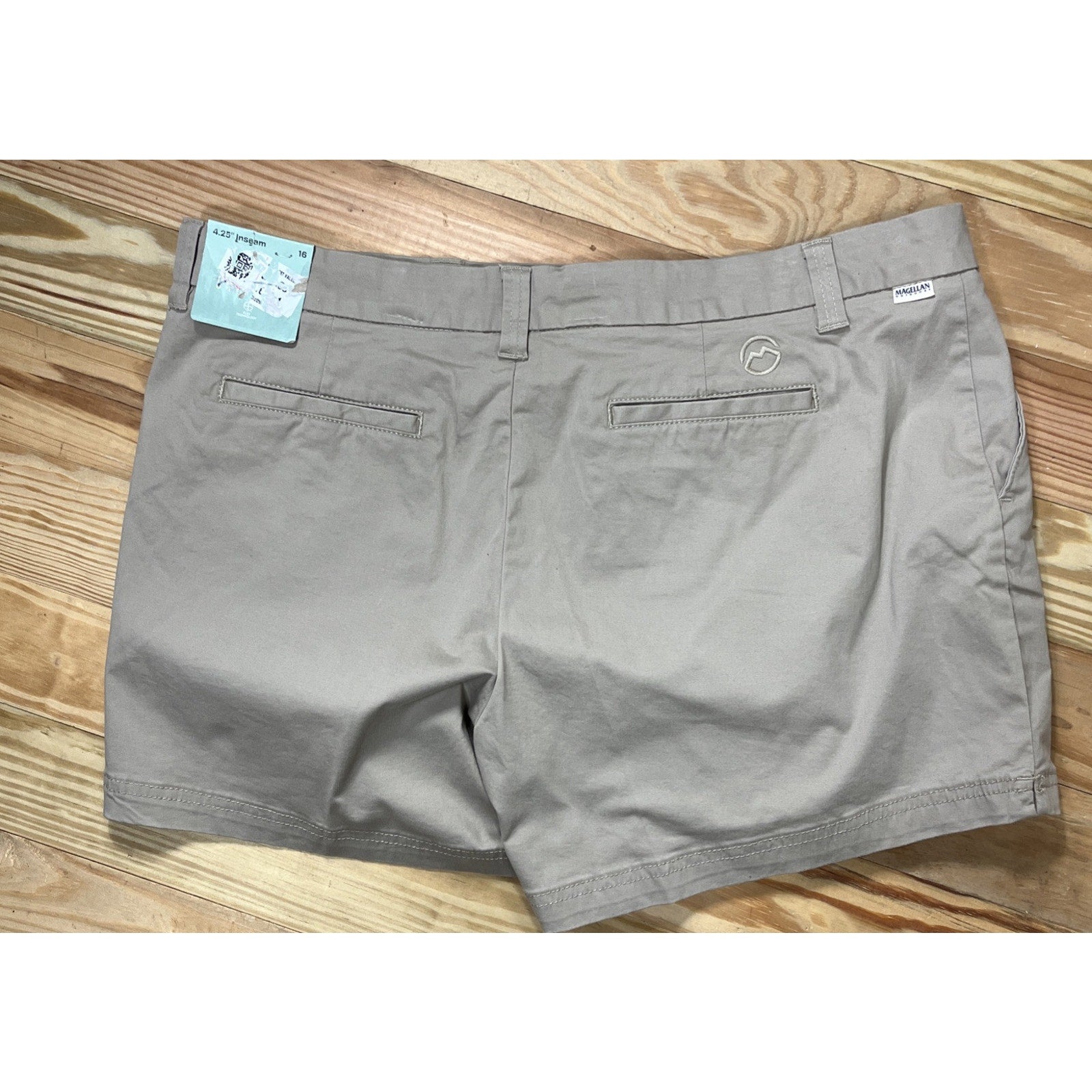 NWT Magellan Outdoors Happy Camper Shorts Women’s Size 16