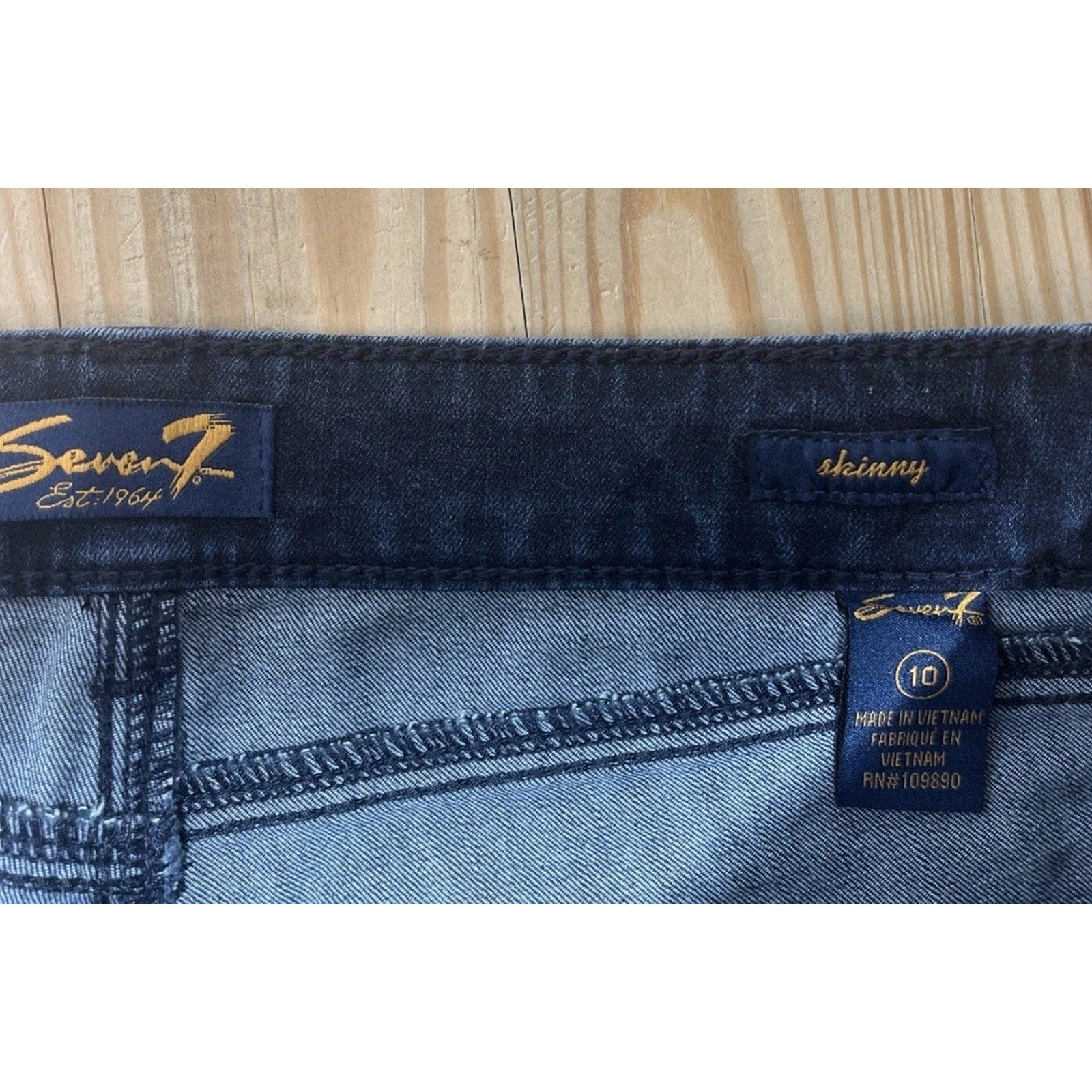 Seven7 skinny Crop Women's size 10 Dark Wash Blue Denim Embroidered Jeans