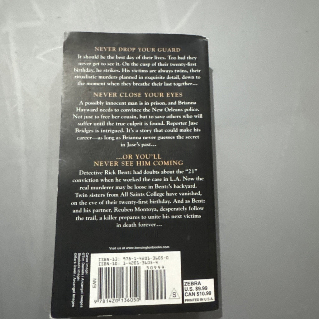Never Die Alone (A Bentz/Montoya Novel) - Mass Market Paperback - Very Good