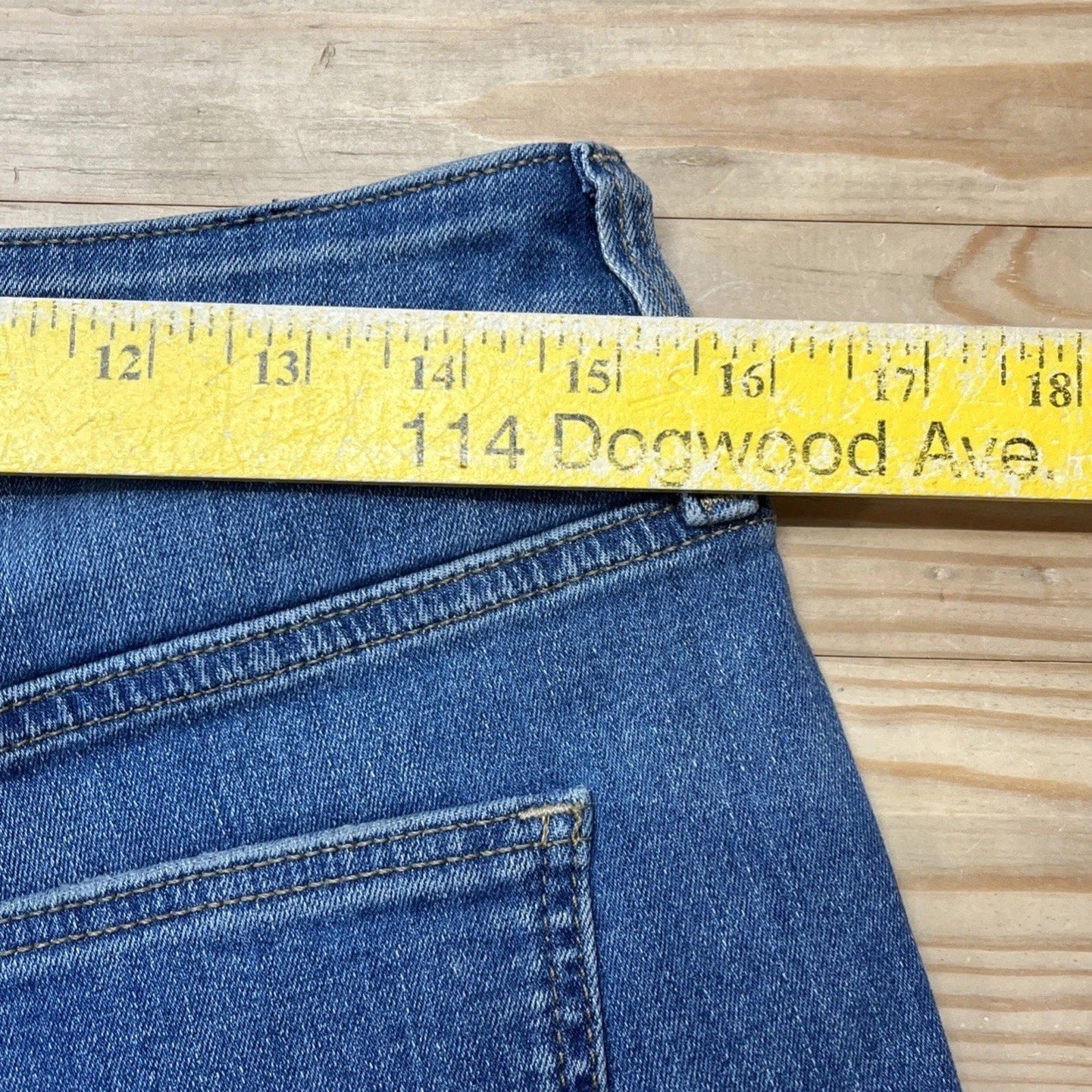 NWT Universal Thread Women's High-Rise Distressed Jean Midi Shorts Size 10/30