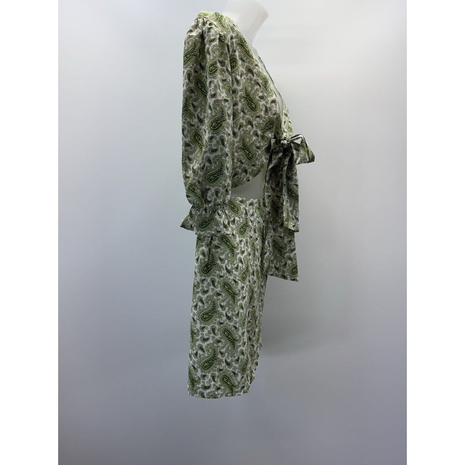 Boohoo Jumpsuit Green Paisley Green Shorts Dress Tied Front Women’s Size 12 NWT