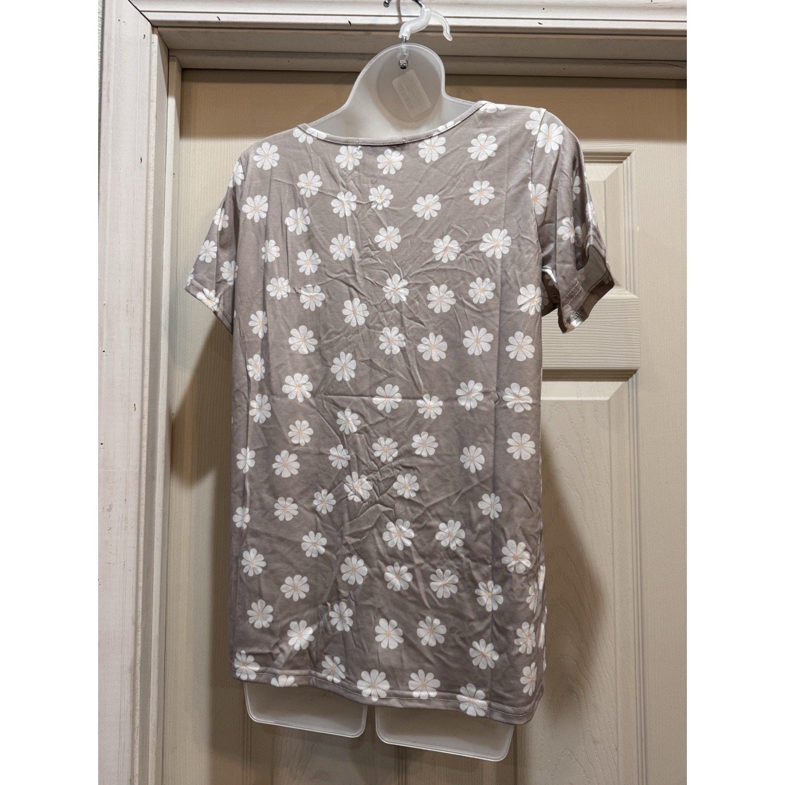 Misslook, Short Sleeve, V-Neck, Gray W/Daisy Print, T-Shirt Size Medium NWT