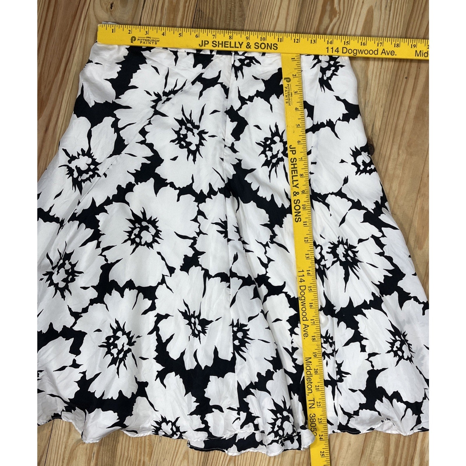 White house black market womens skirt 4 black white floral 100% silk classic