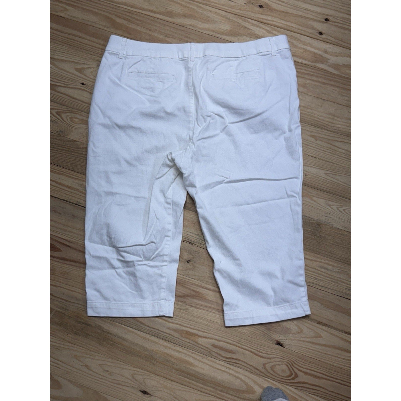 St. Johns Bay Mid Rise Capri Pants Womens 14/38 White Flat Front No Size Tag