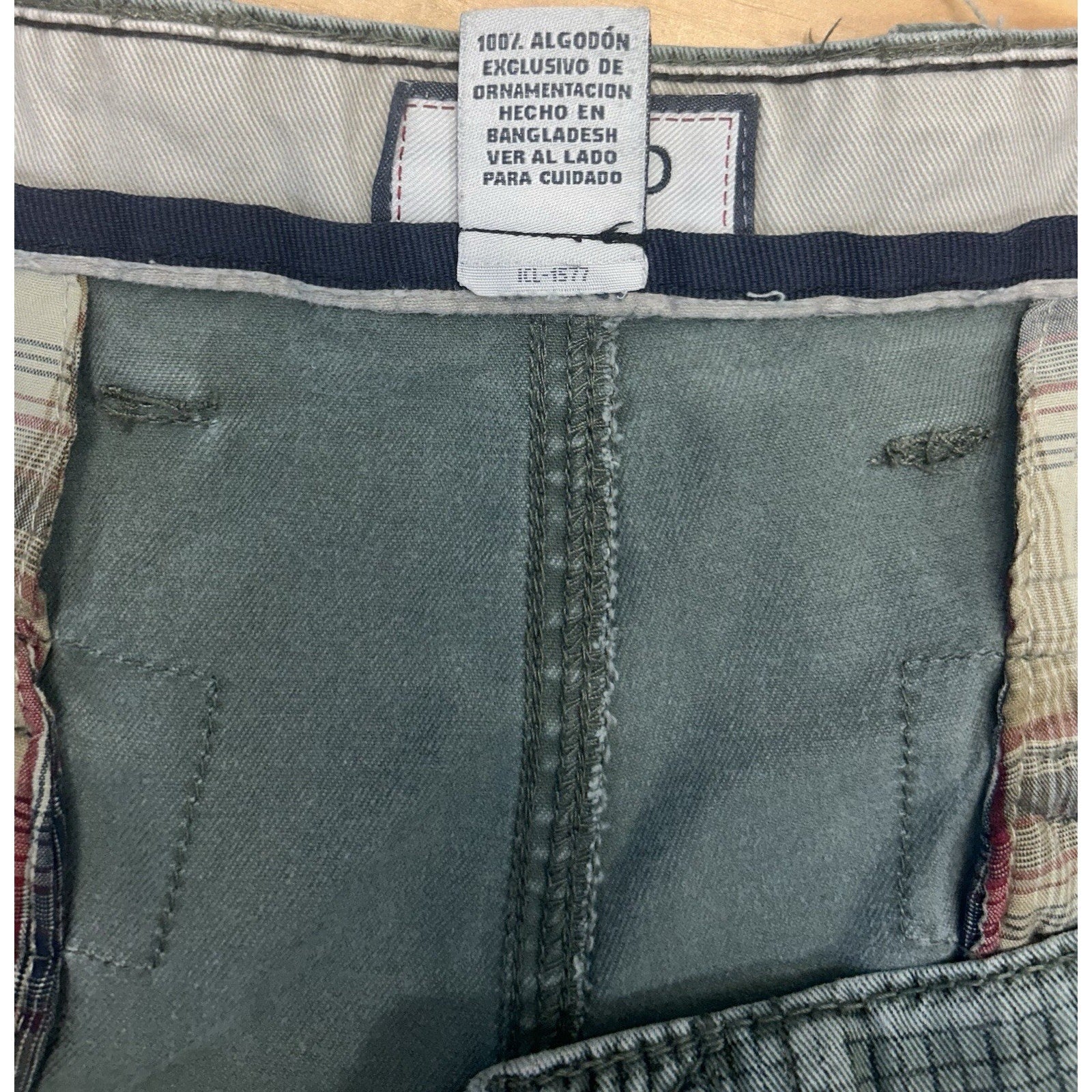 Men's Izod Green plaid 100% Cotton cargo shorts size 40.