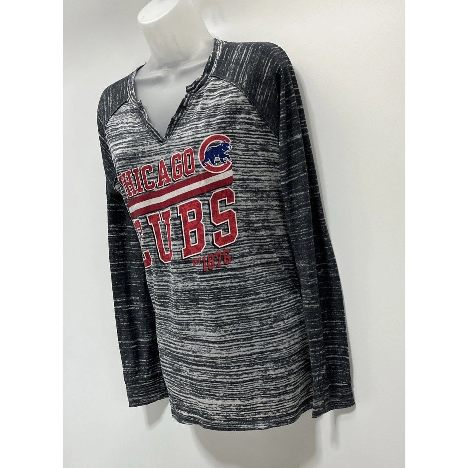 Chicago Cubs MLB Genuine Merchandise Womens Large Gray Long Sleeve V Neck Tee